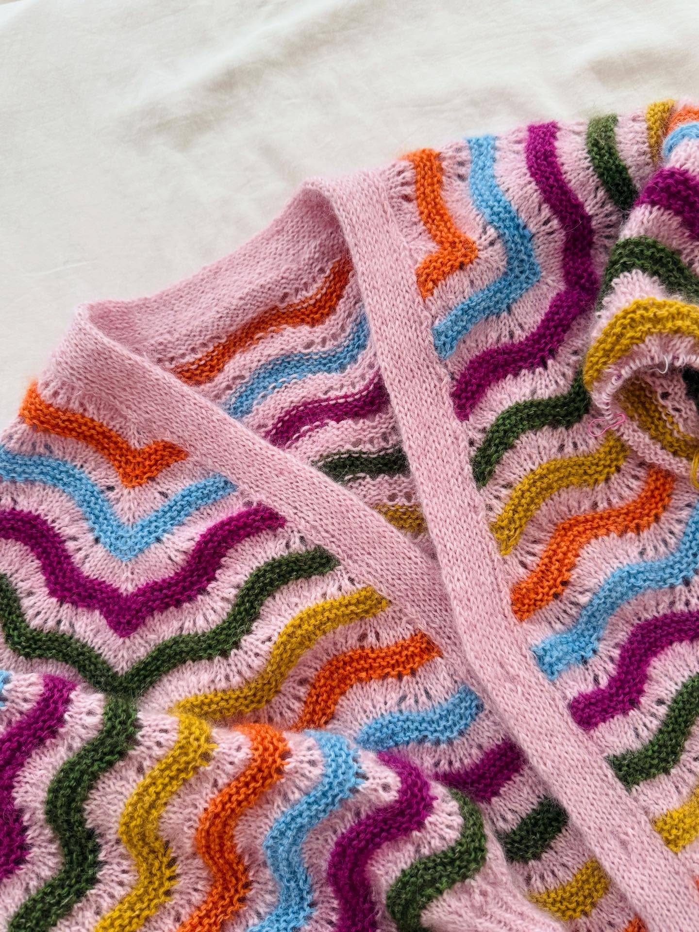 So close 😍 🌈
.
Thanks to the helping hands of @frisabiknits the Jean Cardigan is growing row by row and round by round and I cannot get over this beautiful colored stripes in the wave-lace-pattern 😍 it’s making such a good mood and brightening up even the darkest winter days 💗
.
Have a good start into the new week ☀️
.
.
.
Pattern by me - #jeancardigan - and available now in German, English, French, Danish, Spanish and Polish on my website and Ravelry
.
Yarn: Ecopuno in the shades Rosa, Jaffaorange, Türkis, Curry, Orchidee and Grasgrün; Silkhair in the shades Rosa, Orange, Zartblau, Curry, Magnolie and Lodengrün by @lanagrossa
.
Advertising
.
#knitting #knittinglove #knittingaddict #iloveknitting #knitspiration #knitstagram #imakemyownclothes #handmade #diy #slowfashionmovement #knitter #knitwear #contemporaryknitwear #knittinginspiration #knittingismyyoga #knitknitknit #nevernotknitting #knittersofinstagram #knittersoftheworld #knittersgonnaknit #laceknitting #stricken #strikking #strikk #breien #tricoter #tejer #jeansweater