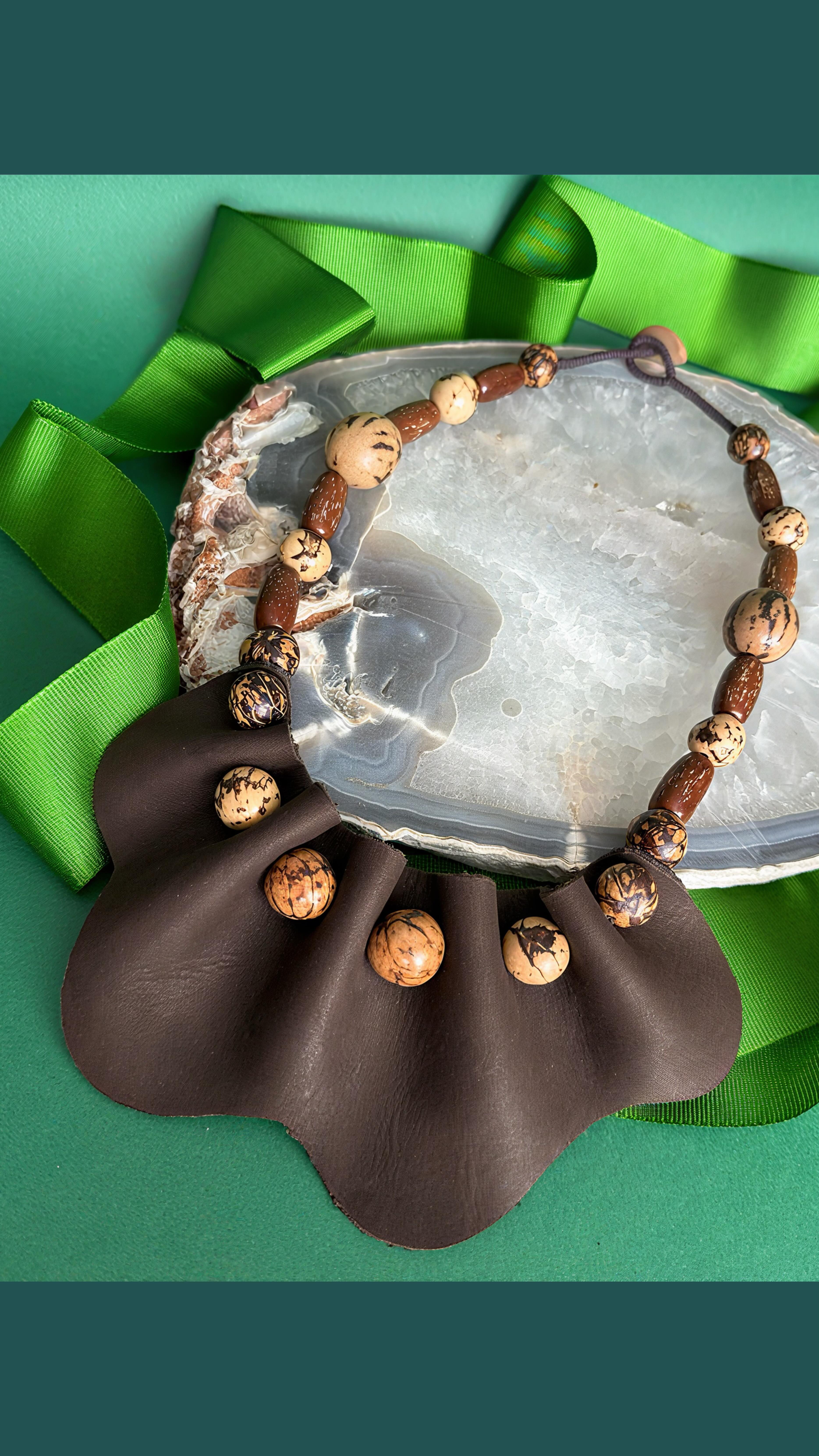 A magia do Natal está no ar e nossas biojoias originais, feitas à mão e impecavelmente acabadas são a certeza do presente que vai encantar!
Na imagem, colar feito em couro bovino marrom com alça de sementes da Amazônia e do cerrado.
Corre pro site pra garantir o seu e aproveite o FRETE GRÁTIS para compra de quaisquer produtos pronta entrega.
#luxosustentavel
#elegancianatural
#biojoiasexclusivas