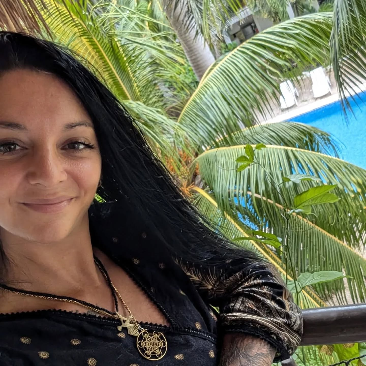 GROSSE sortie de zone de confort.🥰
J’ai dit oui à ma toute première entrevue à la radio,
Bonjour la Côte.
Un grand oui… malgré le stress 😅
Et honnêtement ?
J’ai adoré l’expérience.
Je suis vraiment fière de moi.
(et j’ai presque pas bégayé, ce qui, pour moi, est déjà une TRÈS grande victoire)
Qui l’a écoutée en live ?
Comment vous avez trouvé ça ?
Si tu veux l’écouter, le replay est ici 👇
🔗
https://ici.radio-canada.ca/ohdio/premiere/emissions/bonjour-la-cote/segments/rattrapage/2254438/une-nord-cotiere-sept-iles-installee-a-tulum-au-mexique?fbclid=IwY2xjawOyirtleHRuA2FlbQIxMQBzcnRjBmFwcF9pZAwzNTA2ODU1MzE3MjgAAR4TquhqlvHHrcowsapcJuXnyUHwRBVVm4fFJJoooOHglKCbfEWF1XDJm-tQxw_aem_5oa457jHmOQRFbNNiHnlLQ
Écris en commentaire #live ou #replay
(et si le cœur t’en dit, dis-moi ce que tu as pensé de ma première entrevue radio)
Parce que oui…
👀 j’ai entendu entre les branches qu’il pourrait bien y avoir un épisode #2
Et honnêtement ?
✨ Je suis hyper contente. J’ai adoré l’expérience.
Comme quoi… dire oui, ça ouvre parfois des portes qu’on n’osait même pas imaginer 💛
.
.
.
#sortiedezonedeconfort #premiereentrevue radio bonjourlacote fieredemoi voixauthentique oser croissancepersonnelle confianceensoi nouveaudepart expat femmesinspirantes fyp foryoupage fypシ゚