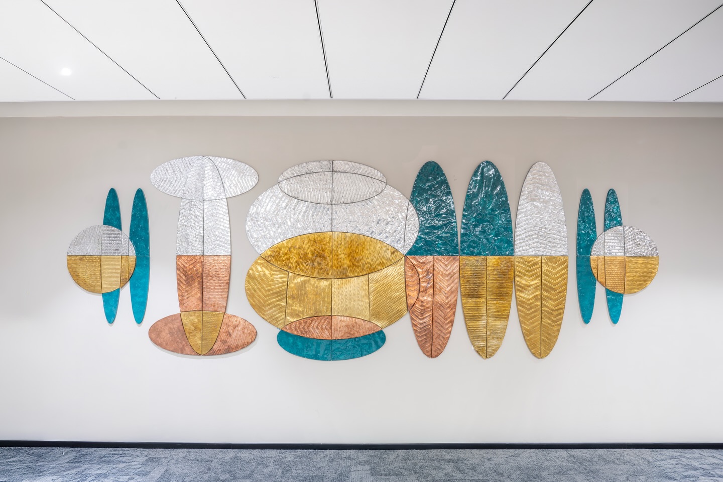 Our special love for metal, especially the shine of brass and the colour of copper. Brushed and beaten, distortion merges all imperfections, making places more warm and lustrous.
#workspaces #workspacedesign #designinspiration #art #metalart