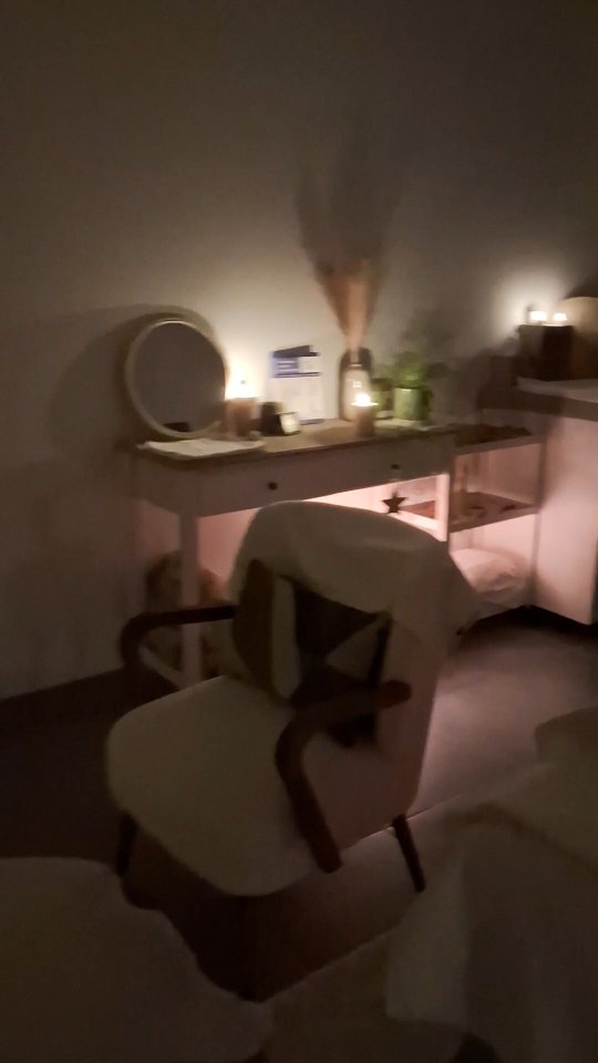 Parce qu'un massage n'est jamais figé. Il s'adapte à l'instant, au besoin et au ressenti 🌸
On fini la journée avec 2h de massage sur mesure ultra personnalisé 😀
1️⃣ Massage du crâne pour libérer les premières tensions et apaiser le mental
2️⃣ Massage du dos lent et profond, soutenu par la puissance des pierres chaudes
3️⃣ Le soin se termine par une détente en douceur des muscles du visage
#massagerelaxant #miramas