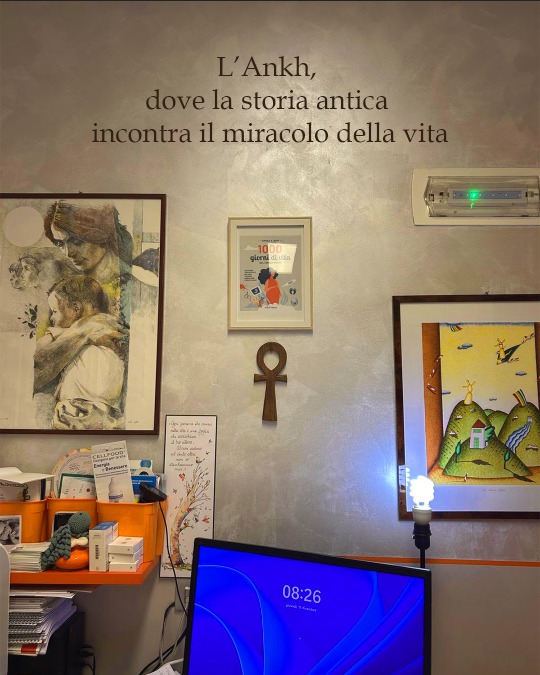 Di ritorno dal fascino millenario dell'Egitto, la Dottoressa Nava ha portato con sé un simbolo potente e intriso di significato, che ora accoglie tutte voi. Nel cuore del suo studio, dove ogni giorno incontra le sue donne e le sue mamme, brilla ora l'Ankh ☥, l'antica "Chiave della Vita". Per gli Egizi era il simbolo della vita eterna, della rigenerazione e della forza vitale. Accanto all'Ankh, lo studio prende forma con opere che parlano d'amore e di cura, alla sua destra, "Il Nido Felice" celebra l'intimità e la sicurezza della famiglia che cresce, alla sua sinistra, un quadro che racchiude la bellezza e la passione del suo lavoro, un impegno quotidiano per il benessere femminile. E’ un luogo bello, luminoso e solare, proprio come voi! Un ambiente pensato per farvi sentire accolte, protette e sempre al centro dell'attenzione.
#DottoressaNava #StudioMedico #Ankh #ChiaveDellaVita #Ginecologia #SaluteDonna #Maternità #BenessereFemminile #Accoglienza #Egitto #Vita #NidoFelice