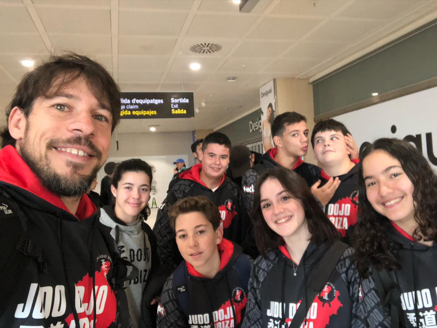 Este fin de semana nos hemos cambiado de isla para participar en la copa de españa de granadilla, Tenerife.
Buenos resultados y buenas sensaciones de todo el equipo, muestra de que están entrenando muy muy bien. Pero sobretodo, muy buena actitud de todos ellos en el Tatami.
Infantiles:
Eric mala suerte en el primer combate que se lesiona el hombro y pierde. Le deseamos una pronta recuperación.
Carlos, en promoción y su primera salida, 🥈 con dos grandes combates
Joan, 5º 🍫, se quedó a las puertas después de ganar tres combates! Su segunda copa… no se puede pedir más!
Pep, 🥈, un guerrero, ganó 4 combates muy buen trabajados perdiendo la final por muy poquito, estando ya lesionado desde semis. Pasito a pasito. Esperamos que se recupere cuanto antes!
Cadetes:
Leonora, mala suerte para ella que pierde el primer combate en un peso muy difícil y muy disputado. Sin opción a repesca. Genial su actitud!
Tanit, 5ª🍫, se queda a las puertas del podium después de hacer una competición espectacular, con la poquita experiencia que aún tiene… un 10 en todos los sentidos. Sigue dando pasos agigantados
Adriana, 🥉.otra gran competición. Pago un error en el primer combate y el tercer puesto sabe a poco por lo que demostró en los otros combates.
Enhorabuena a TODO el equipo!
Millones de gracias a todos los que nos apoyaron en la grada y desde casa! En especial a Rodrigo que se desplazó con el equipo
Una experiencia más que nos ayuda a seguir mejorando
@catiana_fuster_eivissa
@ajeivissa
@eivissaesports
@consell_eivissa
@periodicoibiza
@diario_de_ibiza
@noudiari.es