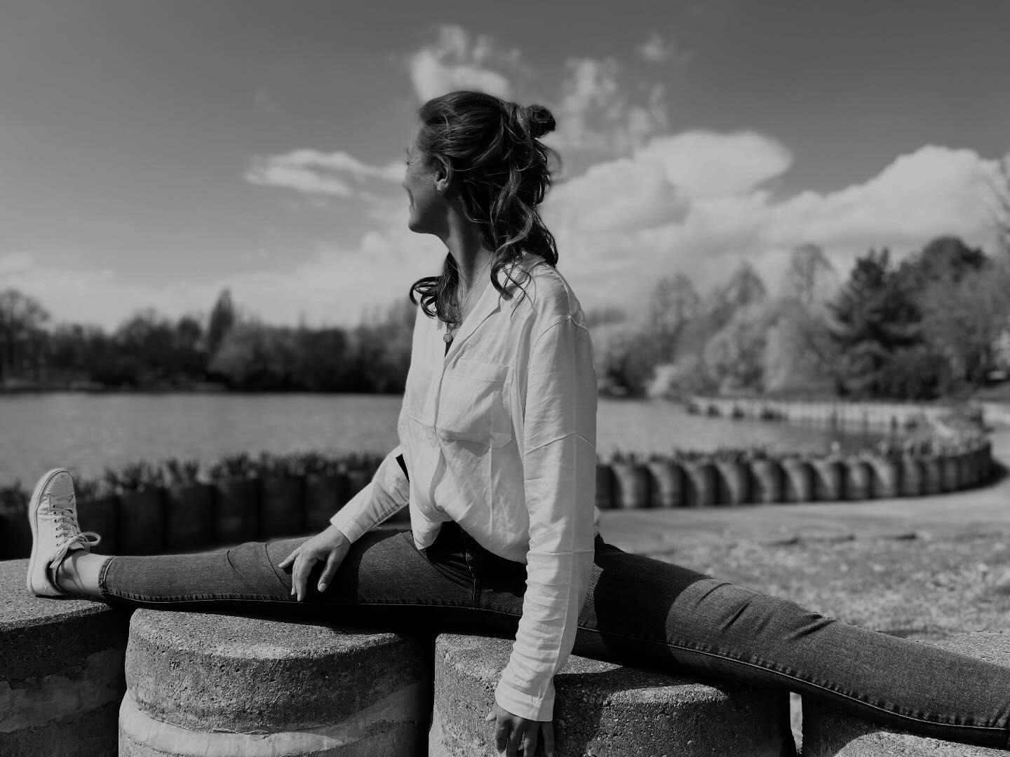 Ähm… Hallo Sonne? Wo bist‘n du? Ich vermisse dich sooooo!😿
Gefühlt (und tatsächlich) hab ich die Sonne die letzten drei Wochen nicht mehr gesehen. Ich als absolut kein Wintermensch frag mich ja schon immer wieder, warum es mich grad in diese Breitengrade verschlägt, aber dieses Jahr, holladio, Wien ist im Nebel (des Grauens) versunken🫣
Und die Adventszeit schreitet dahin! 7 Türchen verbleiben im Adventskalender und auch hier auf meinem Profil bleiben noch sieben Impulse für Tanz und Bewegung🩰💃🕺🏽
Ich hoffe du bleibst weiter dabei und beschreitest mit mir einen musikalisch-tänzerischen Advent. Mit hoffentlich ein wenig Sonnenschein🌞✨
#auseinemtanz #adventskalender #musik #tanz #impulse #pädagogik #nebel #wien #sonnewobistdu #winterade