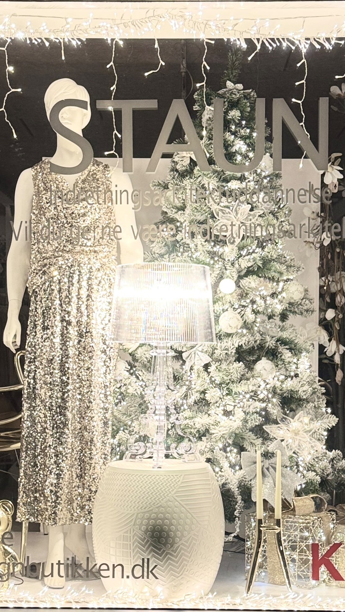 Så er de sidste øvedage med vores skønne elever slut for i år ⭐️❤️💫
Det har været nogle skønne dage med virksomhedsbesøg hos @supersellers_dk og ellers en masse kreative projekter med julestylings og 3D læring 😍💫
Vil du gerne lære at style, dekorere og indrette ?
Så tilmeld dig vores næste forløb som starter den 21. Januar 2026.
#indretning #visuelmerchandiser #boligstyling #styling #deko #indretningsinspiration #butiksindretning #indretningshjælp #boligstylist #vejle #staundesign #interiorstyling #interiordesign #interiordesigner #designer #visuelmerchandising #designhjem #dekoratør #indretningsarkitekt #indretningsarkitektskolen #dekoratørskolen #indretningsarkitektuddannelsen #dekoratøruddannelse #dekoratøruddannelsen #indretningsarkitekt #danmark #design #dekoratørskolenivejle @dekoratoerskolen.dk @staundesign