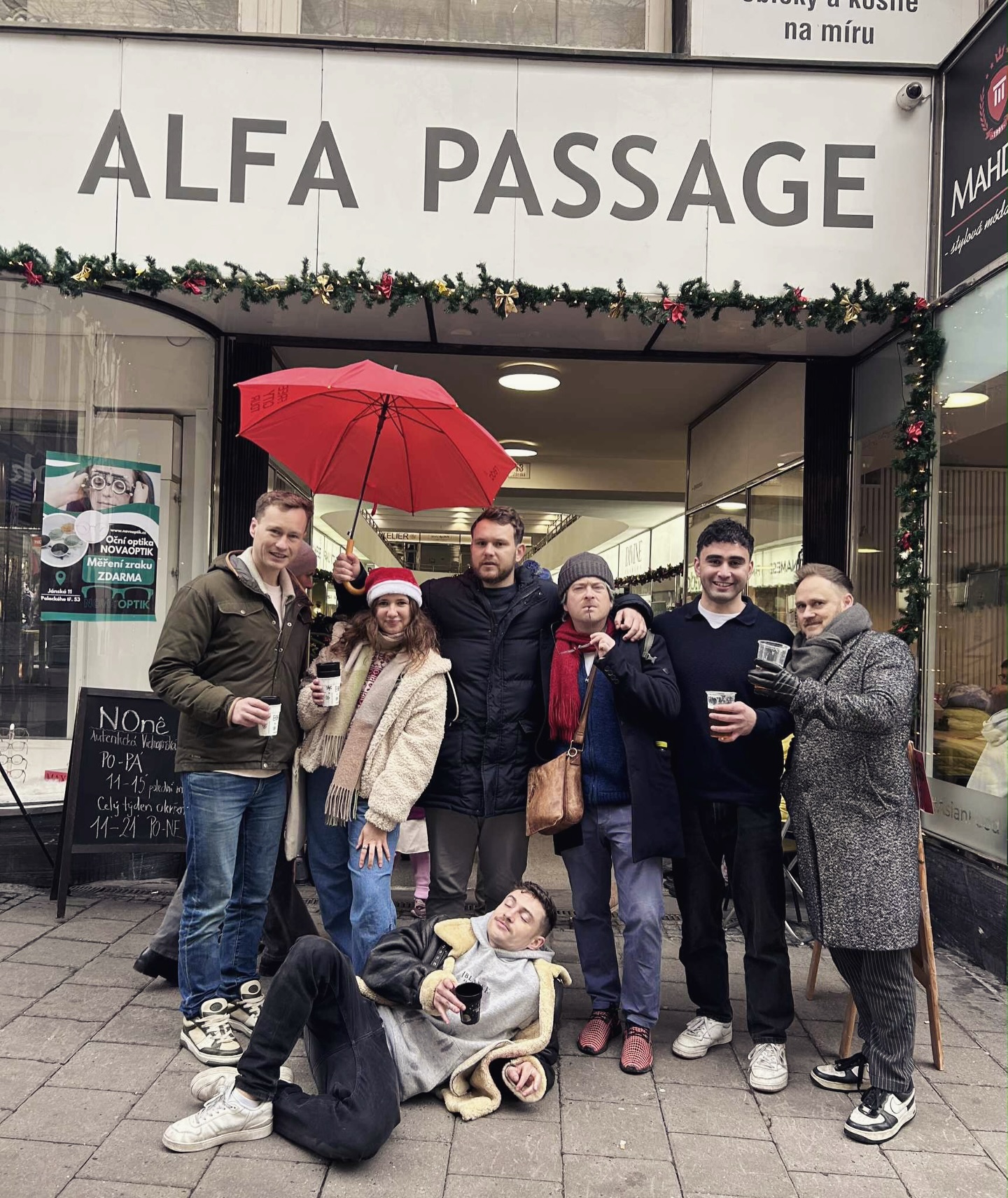 A good tour needs a good break – whether it’s a bite to eat or a drink on the way 🍷
#christmas #mulledwine #brno