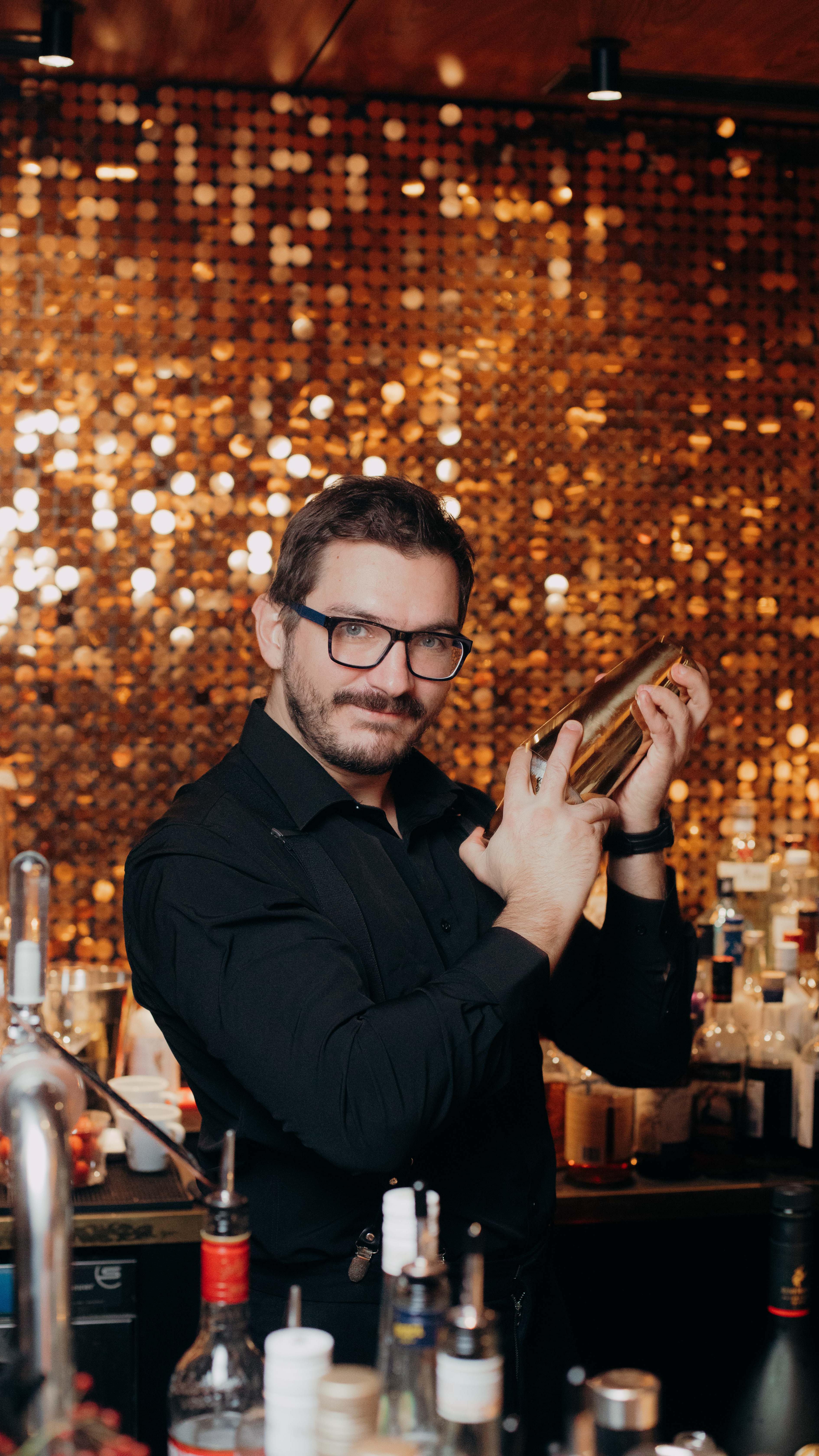 The best meetings happen after 5 p.m.
Und montags? Die fühlen sich mit einem Cocktail gleich ganz anders an. 🍸
🖤 Happy Hour täglich 17–19 Uhr
🖤 1+1 auf unsere Sprizz
🖤Neue Cocktails sind bereits in den Startlöchern
Afterwork done right.
#lvdwigbar #cocktailbar #cocktailbarvienna #barsvienna #viennadrinks #viennabars