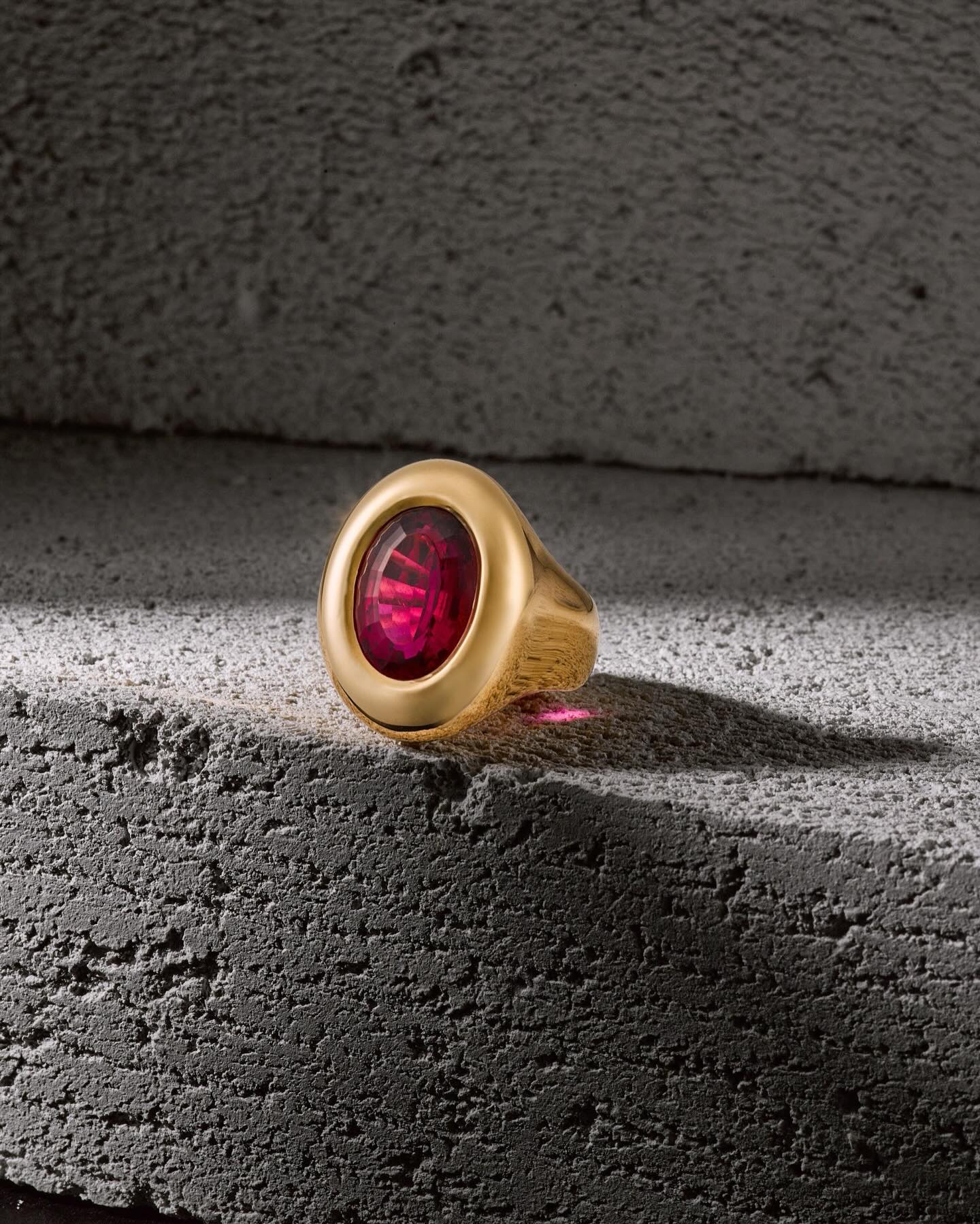 Schlicht und ergreifend: Dieser leuchtende Rubellit in seiner edlen Gelbgoldfassung wärmt unser Herz — nicht nur zur Weihnachtszeit.
Rubellit, 13,80 Carat // Gelbgold 750, 44 Gramm
www.uhl.ch #uhl #schmuck #gelbgold #rubellite #tourmaline#coloredgemstones #uhldesign #bigiuhl #gold #goldschmied#luxury