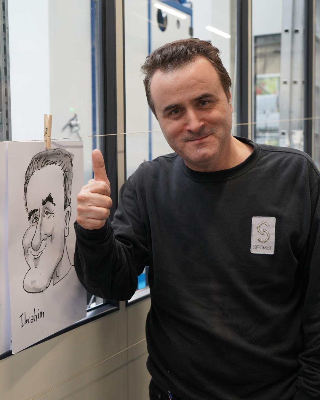 ONE MONTH ONE PORTRAIT 👨🎨
Entdecken Sie diesen Monat das Porträt von Ibrahim. Seit 5 Jahren verstärkt er unser Team in der Décolletage und überzeugt dabei mit Präzision, Ruhe und technischem Feingefühl. Er sorgt mit seiner sorgfältigen Arbeitsweise für höchste Qualität.
Discover this month’s portrait of Ibrahim. For the past 5 years, he has been strengthening our team in the décolletage department, impressing with precision, calmness, and technical finesse. With his careful and attentive approach, he ensures the highest level of quality.
#wsiegristag #team #karikatur