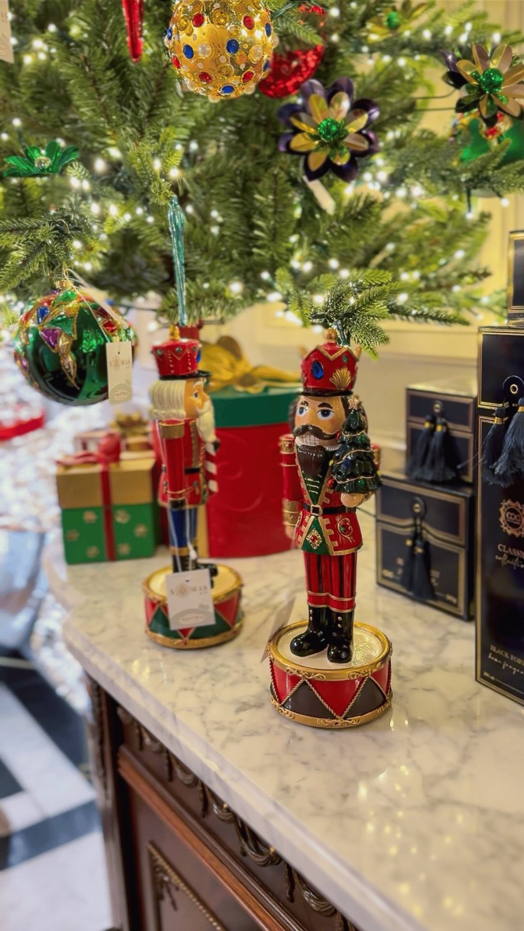 Een statement piece in je interieur? Weโve got you covered. ๐
Bij XMAS by Jan vind je unieke decoratiestukken zoals prachtige herten, elegante ijsberen en andere blikvangers die voor extra aandacht zorgen bij jouw thuis. Dit zijn geen gewone decoraties, maar echte kunstobjecten die sfeer, luxe en persoonlijkheid toevoegen aan een ruimte.
Perfect als centerpiece in de woonkamer, inkomhal of naast de kerstboom. ๐
Wil jij dit jaar echt indruk maken? Ontdek onze exclusieve collectie en kies jouw showstopper. โจ
XMAS by Jan - ๐๐ซ๐๐๐ญ๐ข๐ง๐ ๐๐ก๐ซ๐ข๐ฌ๐ญ๐ฆ๐๐ฌ ๐๐ญ ๐๐จ๐ฎ๐ซ ๐๐จ๐ฆ๐
โฃ
๐Luxe kerst pop-up in hartje Turnhout
๐ Exclusieve kerstdecoratie voor de mooiste tijd van het jaar
โจ Goodwill, EDG, Gisela Graham, Holiball, Tru-Tone & Vintaglo