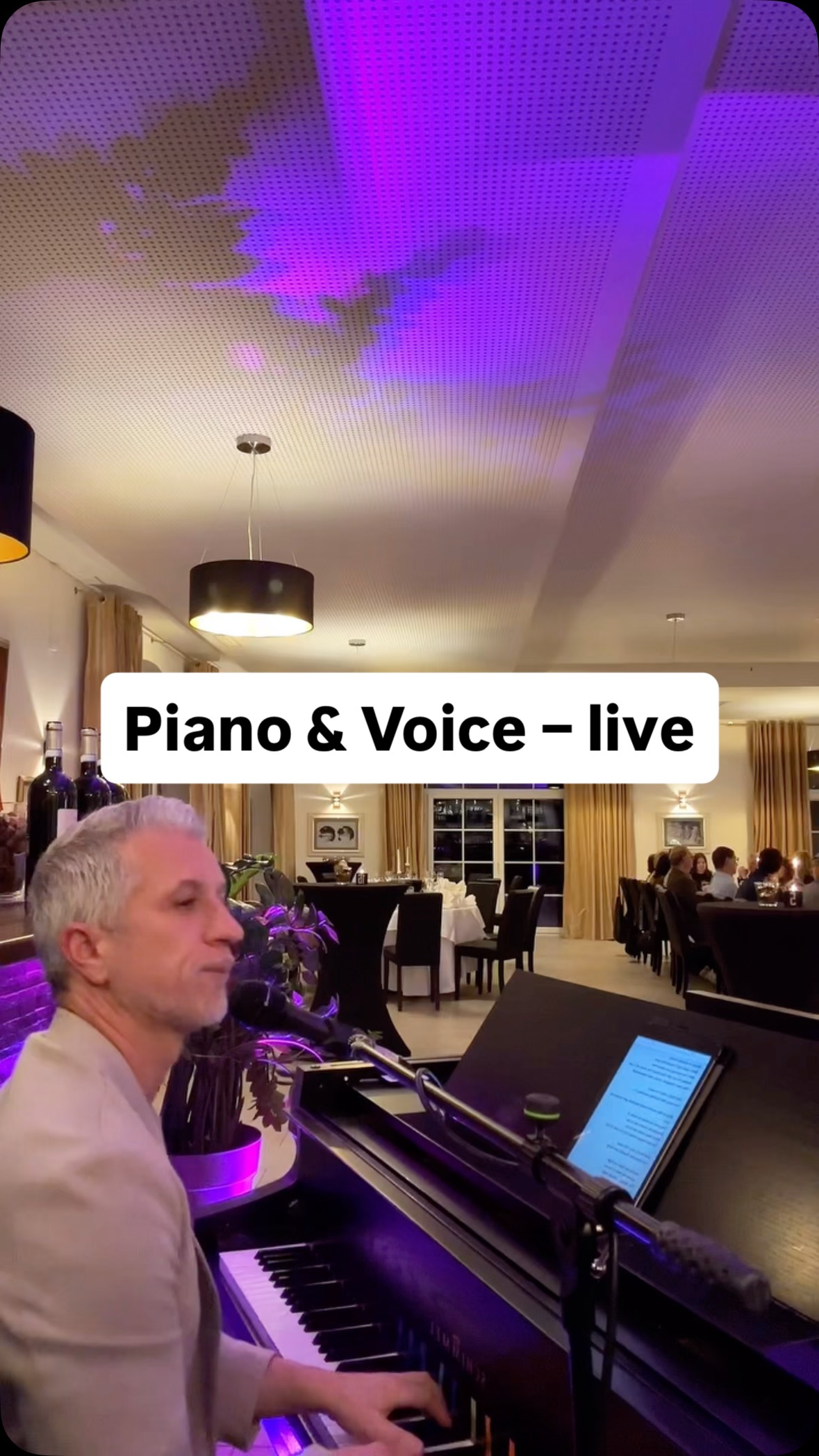Ein kleiner Ausschnitt aus einem Abend am Klavier 🎹. Live gespielt, live gesungen – ganz ohne Filter. 🎤🚫 Ehrliche Emotionen für deinen besonderen Anlass. So könnte sich auch 𝗱𝗲𝗶𝗻 𝗘𝘃𝗲𝗻𝘁 anfühlen! ✨🥂
•
•
Alle Infos und Anfragen findest du über den Link in meiner Bio! 👆🗓️