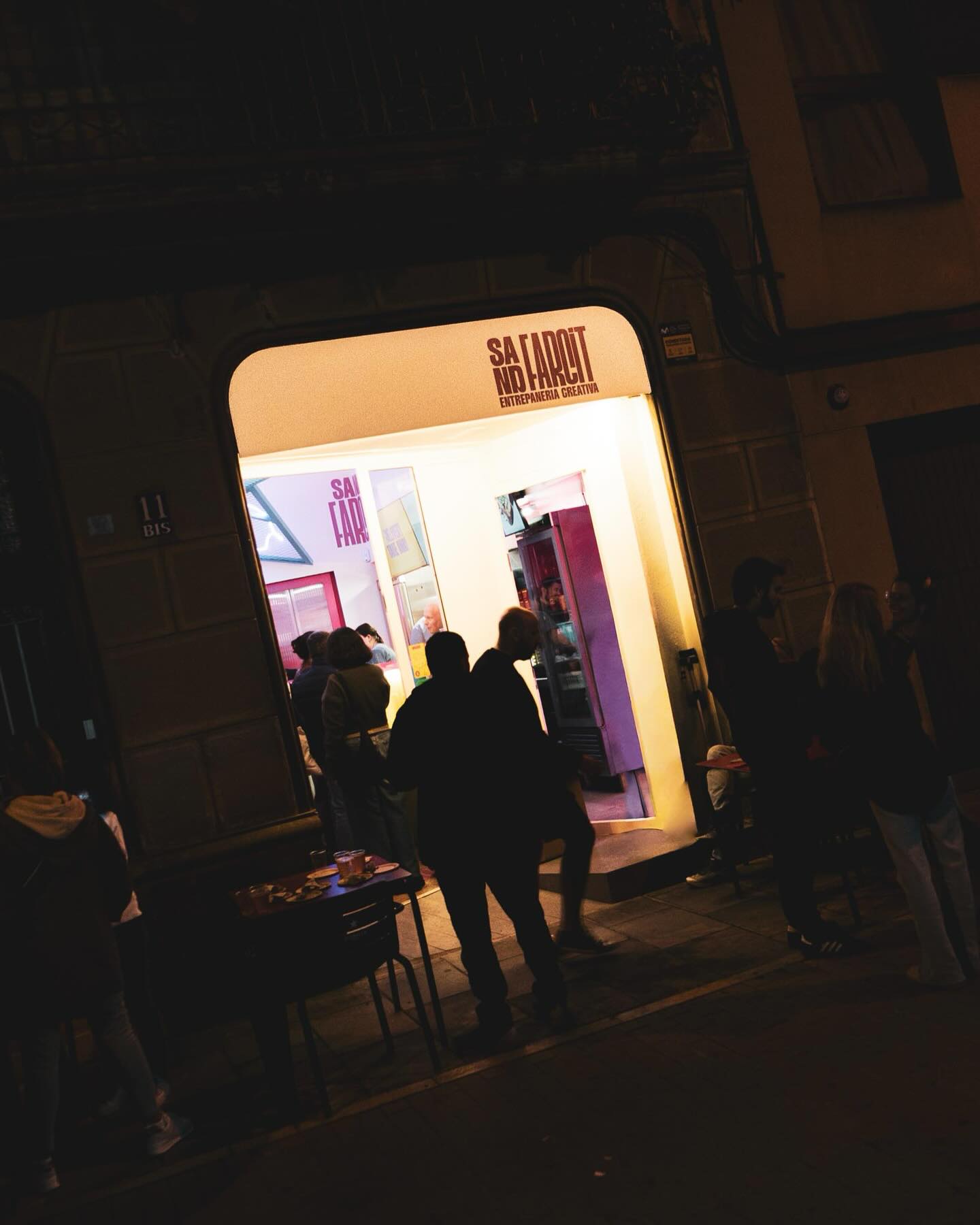 La persiana no baixa,
la gana tampoc.
Pa del bo i gent del barri.
Oberts totes les nits.
🔥🥖
#SandFarcit