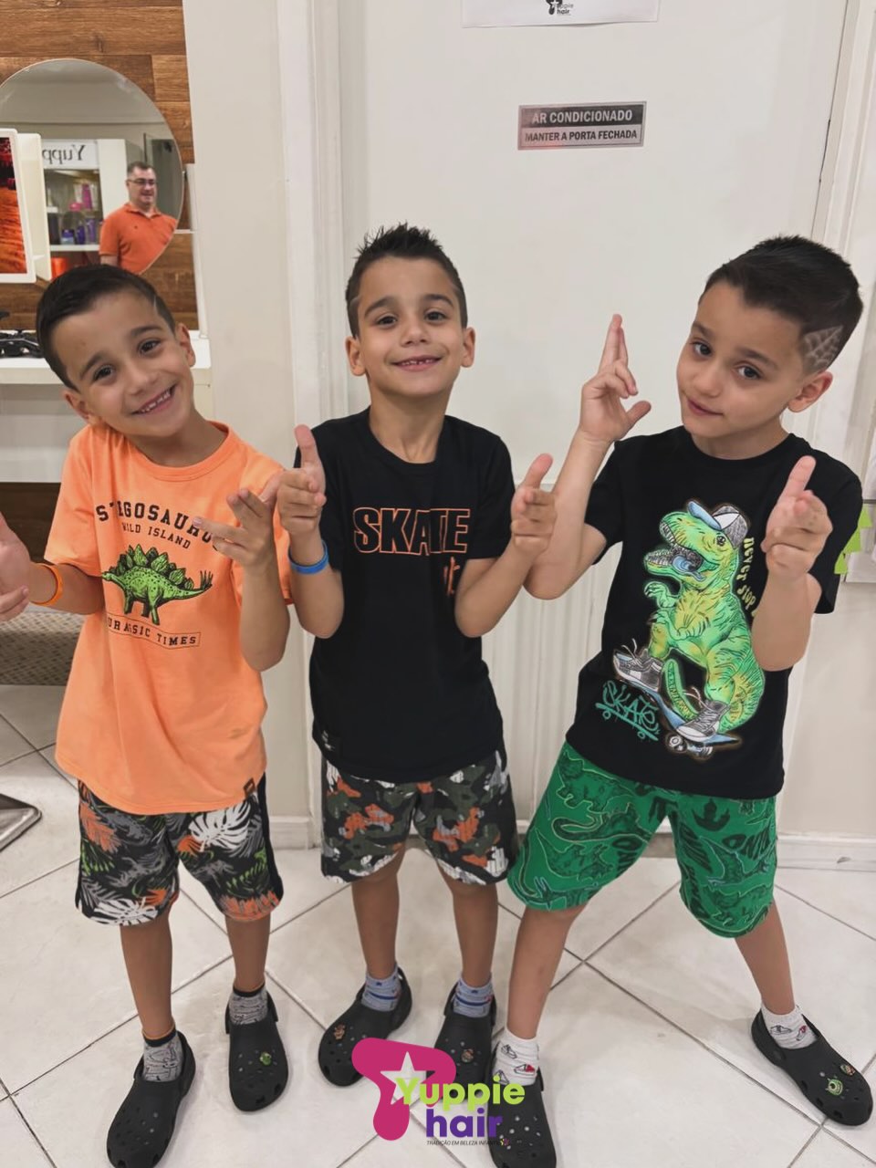 Três sorrisos, três personalidades e um só lugar pra cuidar do visual ✂️✨
Os trigêmeos Ícaro, Iuri e Ian passaram pelo Yuppie Hair e mostraram que estilo também nasce em dose tripla. Corte em dia, autoestima lá em cima e aquela experiência leve e divertida que faz a criançada sair feliz — e os pais também 😄
Aqui, cada criança é única… mesmo quando vêm em trio!
Agenda aberta pra transformar o corte de cabelo em um momento inesquecível 💙✂️
#YuppieHair #Trigemêos #CorteInfantil #EstiloDesdePequeno #CriançaFeliz #SalãoInfantil #MomentoYuppie #AutoestimaInfantil #CorteComDiversão