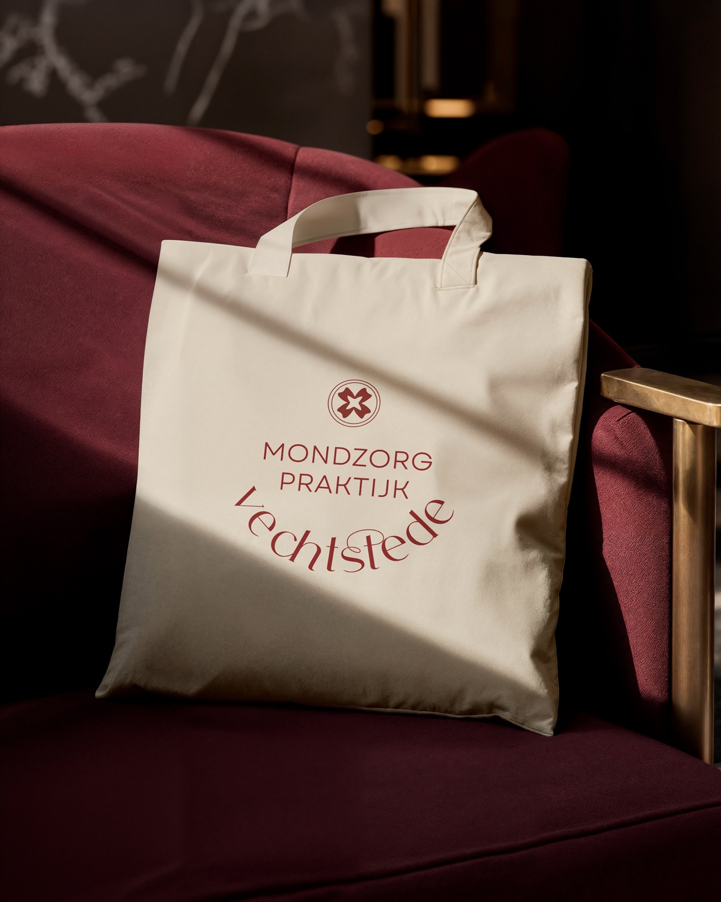 Brand reveal @vechtstede.mondzorg 🪥✨
De dieperliggende betekenis van het logo:
Tanden die samen een bloem vormen laten zien dat alles met elkaar verbonden is en dat aandacht en zachtheid samenkomen in een gezonde, stralende glimlach.
De cirkels staan voor volledigheid en afronding, en weerspiegelen een zorgvuldige, schone en professionele werkwijze.
De als flosdraad verbonden S en T creëren een speels detail dat staat voor verbinding en aandacht voor mondzorg.
Dankjewel @roselottex voor je vertrouwen en de fijne samenwerking! 🤍