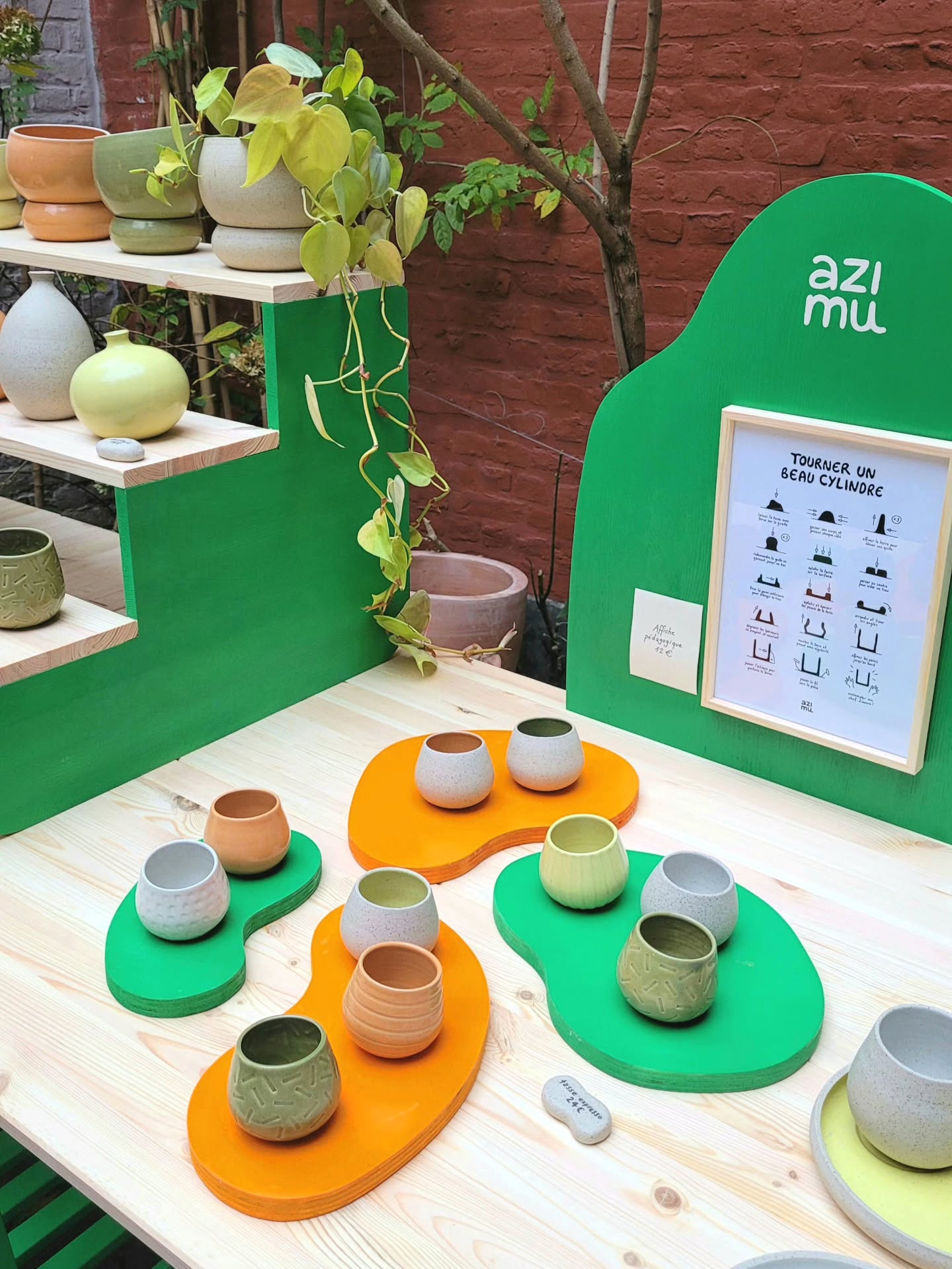 Clap de fin des marchés cette année 🙌
Merci de tout cœur pour tous vos retours pendant les derniers événements, vous imaginez pas à quel point ça booste ✨️ De nombreux Zigotos ont trouvé une maison, et les imaginer sous votre sapin me remplit de joie 💚
Merci aussi pour tous vos mots sur mon nouveau stand, que j'ai fabriqué avec mon amoureux et ma fidèle scie-sauteuse. Vive les formes "patate" et full couleurs ! 🍊
Il est encore possible d'adopter mes pièces via mon site web (livraison avant Noël pour les commandes faites avant mercredi) ou via mon atelier/boutique, ouvert une dernière fois ce jeudi de 10h 18h, juste avant mes vacances 🌲