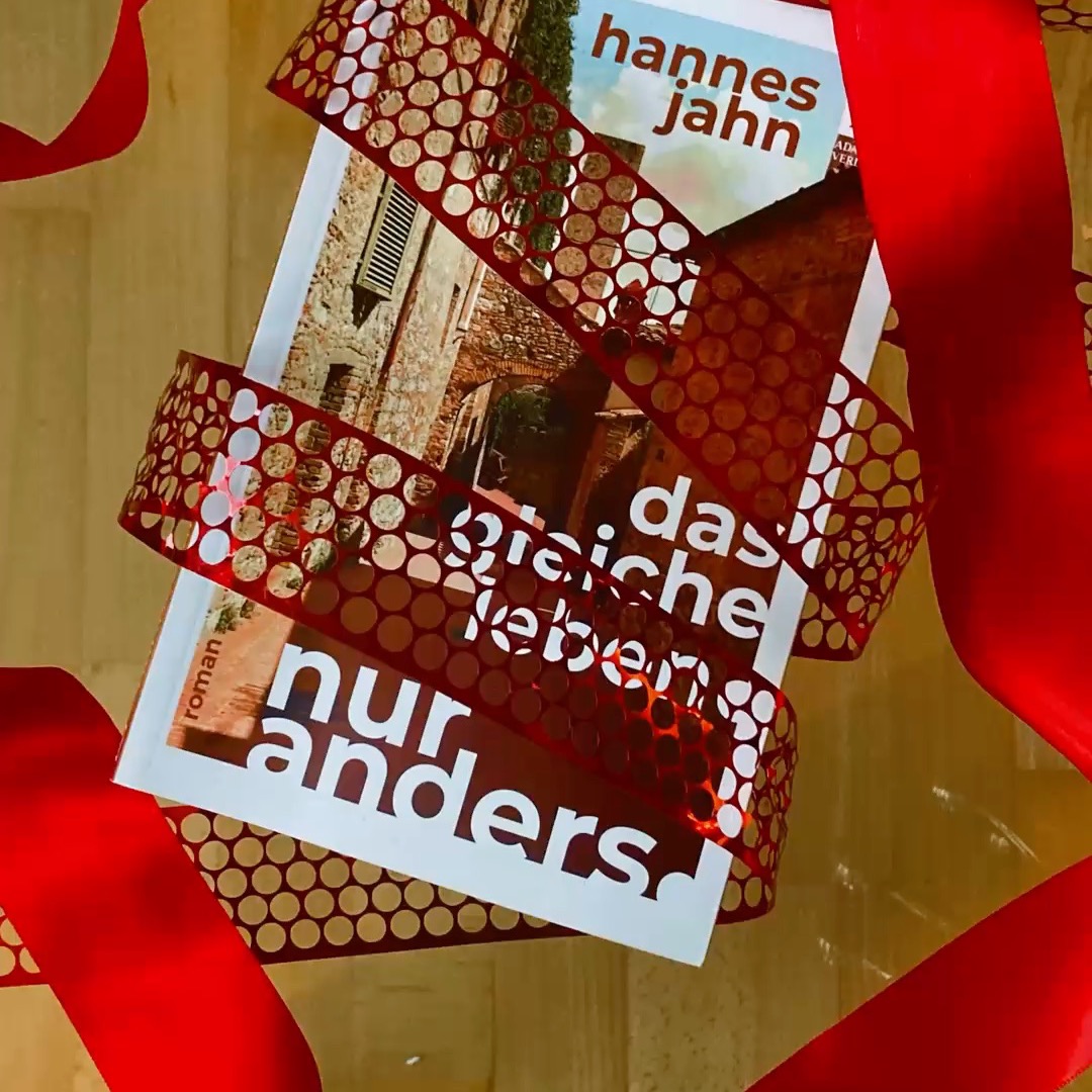 Gute Nachrichten kurz vor Weihnachten: Auf vielfachen Wunsch spielen wir diesen Trailer noch einmal.
Er wurde im Dezember 2024 zum ersten Mal ausgestrahlt und erfreute sich sofort großer Beliebtheit. ... Übrigens: Das Buch zum Trailer gibt es an allen bekannten Verkaufsstellen, im Internet und über www.adakia-shop.de.
Ideales Geschenk zum unter den Baum legen!