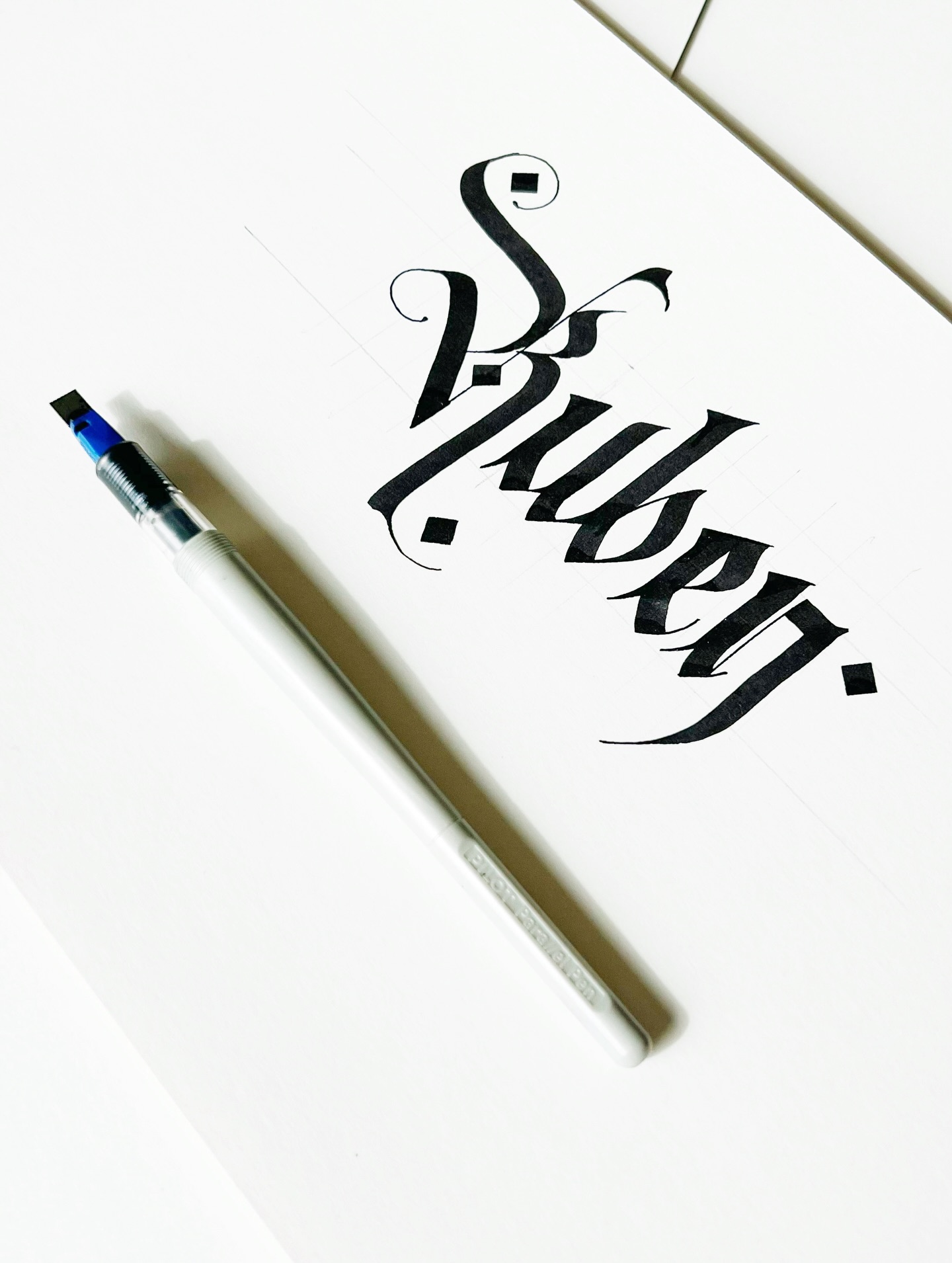 Looking ahead to 2026 I’d love to welcome more commissions in a variety of scripts. When I don’t practice a script for a while, I notice how quickly the edges soften. Client work fills my days (and I’m truly grateful for that), but ideally, it would also give me space to keep every script sharp.
Imagine combining both refining my skills while creating for clients. Copperplate remains the most requested style in luxury, but there’s something timeless about revisiting Gothic. 😉
Ik ben ontzettend dankbaar voor alle opdrachten die mijn kant op komen. Copperplate blijft veruit favoriet bij de luxury brands, maar daardoor worden de andere schriften die ik heb geleerd een beetje roestig. En ja, ik zou meer moeten oefenen…, maar waar vind ik de tijd?
Nee, ik wil niet klagen, daarvoor ben ik veel te blij met al het werk dat ik krijg, maar beetje meer variatie zou echt heel leuk zijn. Zo blijven mijn skills ook lekker scherp 🤪
Hierbij een manifestatiefoto voor jouw feed en mijn pagina😉
#gothicizeditalic #broadedgecalligraphy #broadedgescript #broadedgepen #pilotparallelpen #blackletter #calligraphymasters #calligraphyhub #gothiccalligraphy #penmanship #takeprideinpenmanship #prettymailtribe #letteringdaily #letteringleague #kalligrafie #calligrafia #blackletter #gothiclettering #gothicletters #learnblackletter #calligraphybeginner #beginnercalligraphy #calligraphy_daily #schrijversvaninstagram #handletteren #ilovecalligraphy #calligraphylove