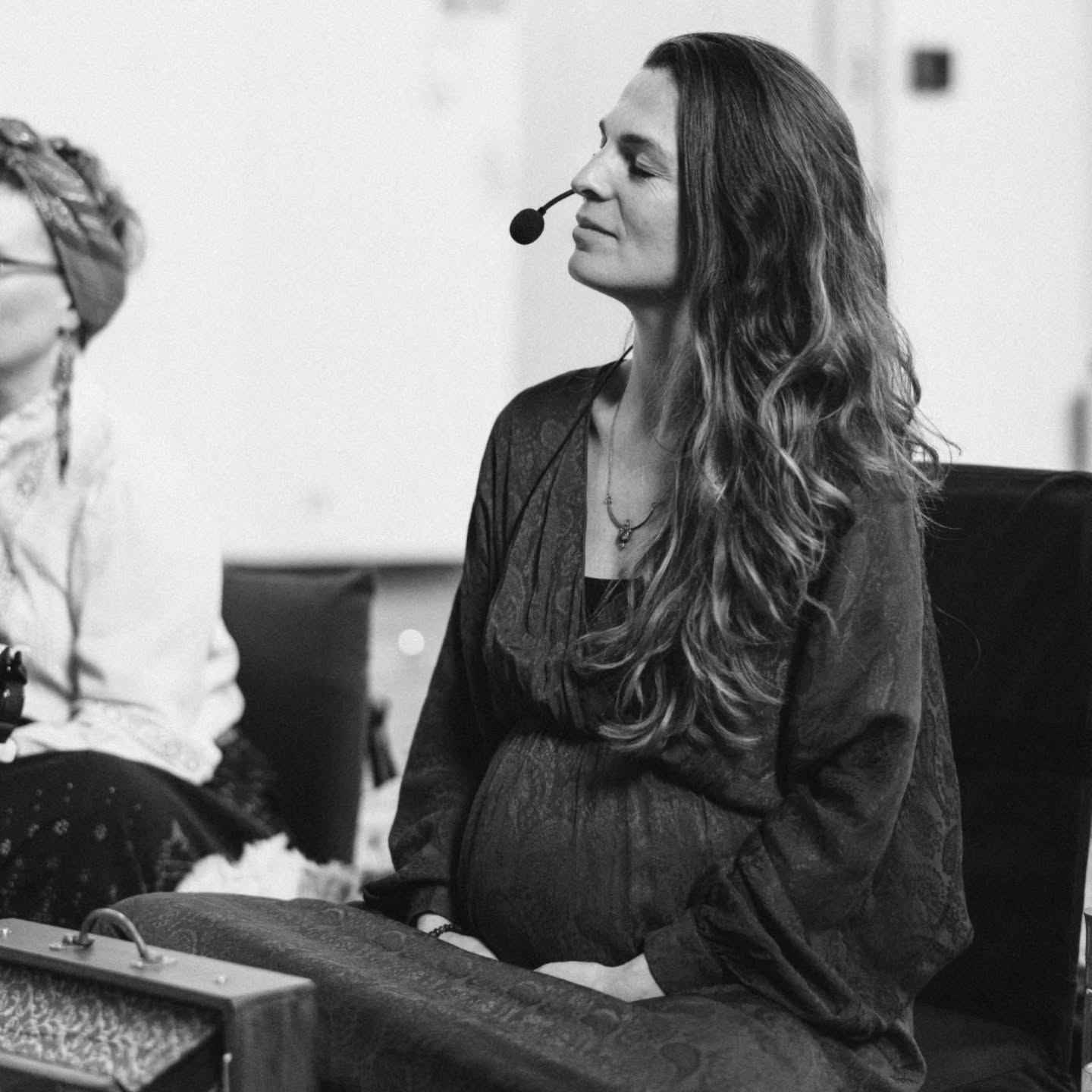 "De beste keuzes hebben niet altijd een lange aanlooptijd nodig, deze worden in het moment het gevoeld. Ze noemen dit ook wel je intuïtie volgen 🤍..."
Voor mij is dit zo nauw verbonden aan de vrouwelijke energie. VOELEN... Voelen wat het beste voor ons is.
Voor mij is dat echt momenten van stilte en rust vinden in de donkere dagen. Waarin ik kan coconnen. Best een uitdaging met de feestmaand gekte.
Ik hoor het veel om me heen, al die verplichte afspraken - weinig rust en mogelijk ook weinig 'bewuste' interessante gesprekken aan tafel.
Of bespreek jij aan het kerstdiner met je familie hoe iedereen terug reflecteert op het afgelopen jaar? En wat de dromen en verlangens zijn voor het nieuwe jaar? Zijn er momenten van stilte en bezinning? (😅...)
Een Vrouw van de Aarde eert de seizoenen in zichzelf, ze luistert naar haar lichaam en voelt wat voor haar het beste is. Ze leeft het ritme van haar natuurlijke cyclus.
Een Vrouw van de Aarde wil graag verbinden, in cirkels van stilte, wijsheid en liefde. Waarin ze draagt en gedragen wordt.
Misschien lees je dit niet toevallig vandaag. Misschien schrijf ik dit bericht wel voor jou.
Er zijn nog een paar plekken komende zaterdag, voor het WOMB OF WINTER Dagretraîte en voor de laatste vrouwen die de cirkel aanvullen heb ik een sister ticket beschikbaar gemaakt.
09.30 - 17.00 uur @dehoorneboeg | Hilversum
Mystieke locatie, in de bossen en aan de Hei.
Comment 'Sister' voor meer informatie 😘
Je bent super welkom lieve vrouw.