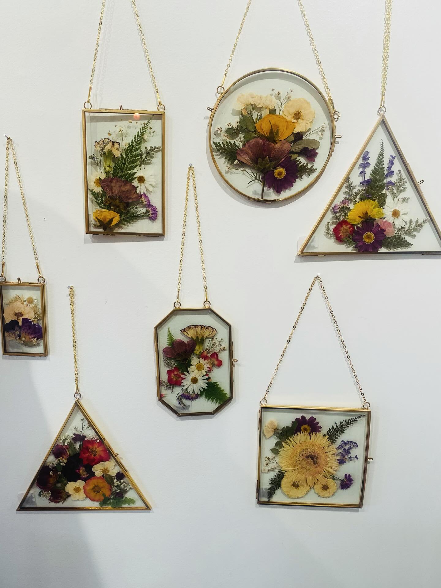 If you love flowers, this is a great gift by Drift Market! They are so pretty in person. 🌹🌼🌸
#flowers #gifts #pressedflowers