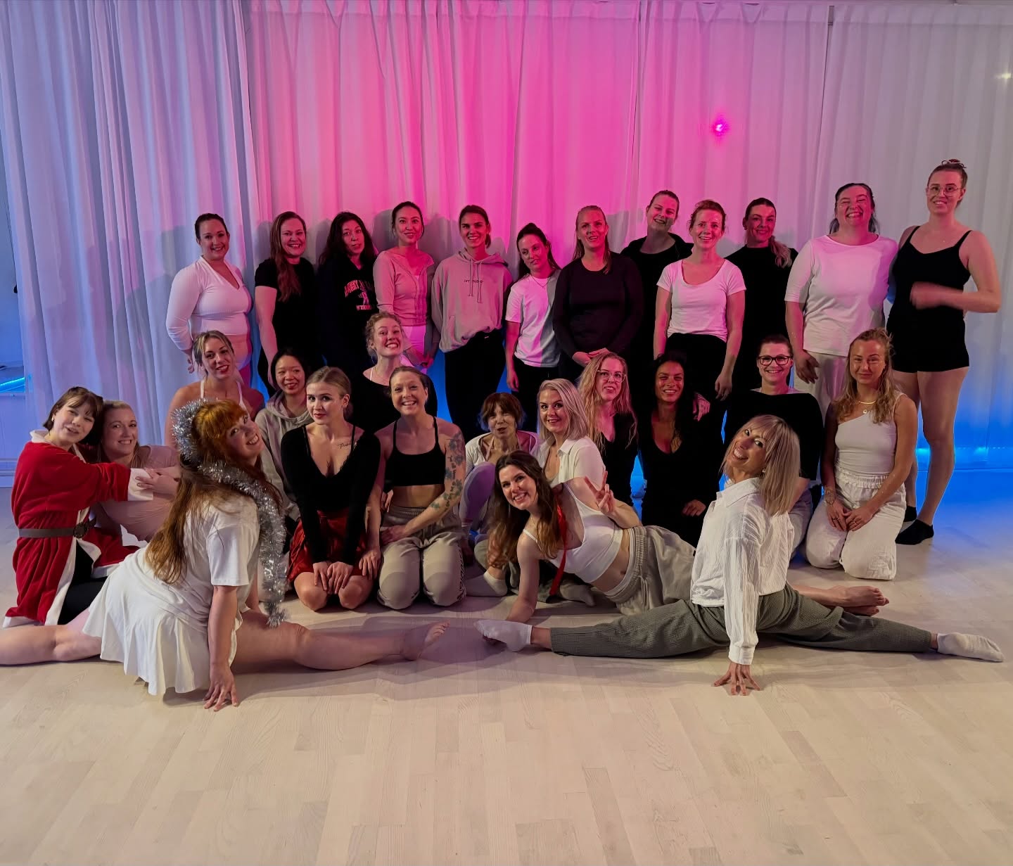 Tack för ännu ett år ❤️
Vi är överväldigade av all kärlek vi fick bevittna i helgen på Winter Partyt. Hur ni stöttar, peppar och kämpar tillsammans på ett sätt som är så fint att få bara vara runtom.
Vi vill att ni ska vara stolta över vad ni åstadkommit, inte bara i helgen, utan på hela året. Om du var en av dem som tog modet till dig och bokade en kurs hos oss för första gången, heja dig! Och du som gått hos oss, kanske enda sedan IVY öppnade, vi är oerhört glada att du är med oss och hoppas på att vi syns nästa period igen ❤️
Och ett extra stort tack till IVYs crew, Iza, Johanna, Bea, Ellen och Thea, som varje vecka gör ett enormt jobb med att förbereda klasser och göra grymma koreografier! 🥰
Låt oss göra nästa år till ett minsta lika bra träningsår med massa glädje och gemenskap! 🎉