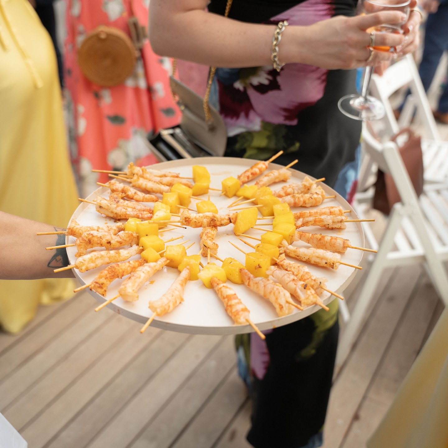 The cocktail hour is our favorite part of a wedding ⚡
That's why we always keep a plate of small appetizers for the bride and groom (while they're taking photos) so they can enjoy them too 🧡
@pearlsandalsevents
@kamirastudio
@almiraldelafont
@__evapr
#sitgescatering #almiraldelafont #barcelonacatering #cateringsitges #weddingcocktail #weddingappetizers #mediterraneanwedding