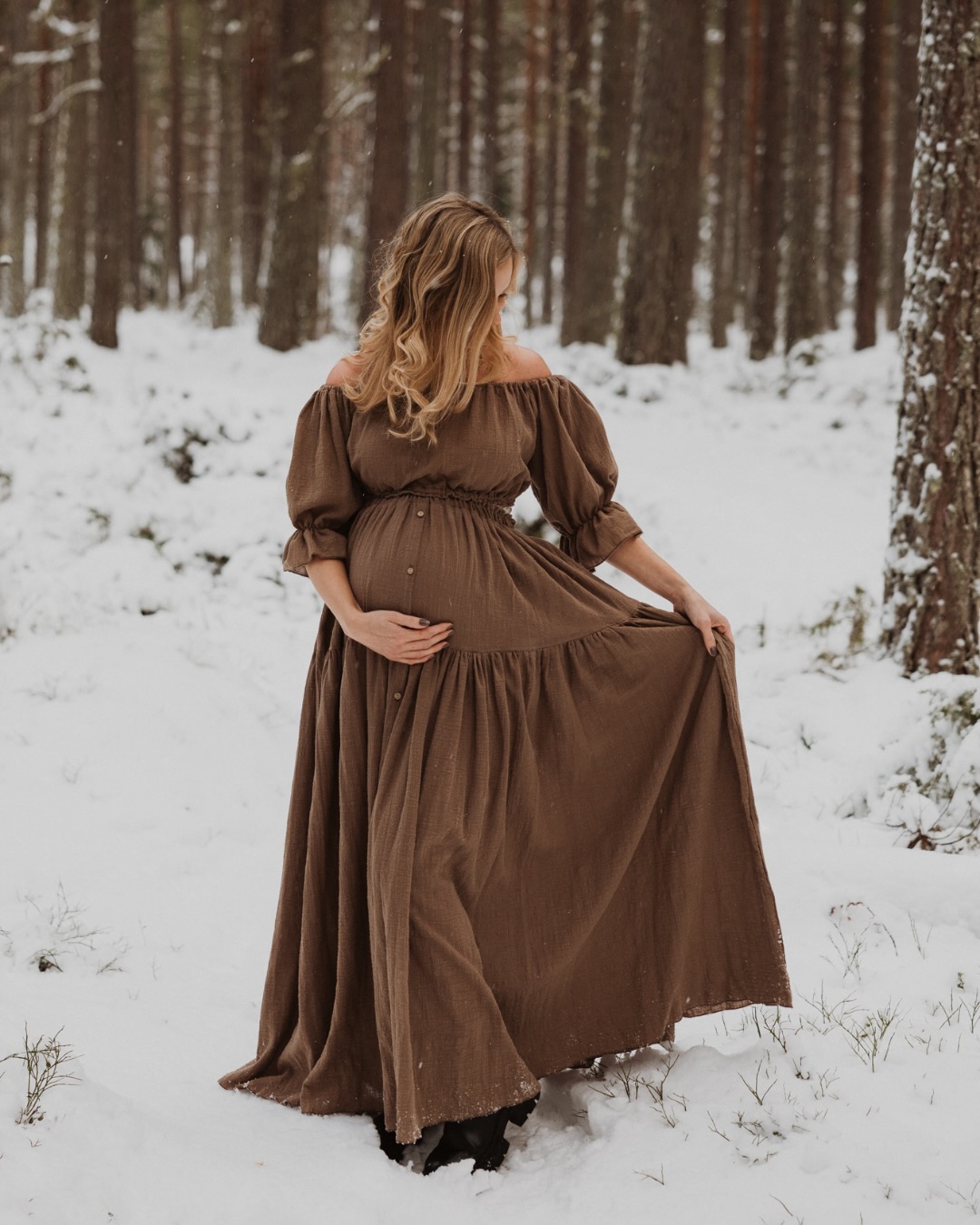 En vanlig tanke som många har innan man bokar en fotografering är att man på något vis måste vara van att stå framför kameran eller expert på att posa, men det är faktiskt helt fel! De flesta jag fotar säger innan att de inte är vana att bli fotade och kanske till och med inte tycker om att vara med på bild, men det ska absolut inte vara ett hinder för att boka en fotografering. En av mina viktigaste uppgifter under fotograferingen är att du ska känna dig avslappnad och att vi ska ha kul tillsammans när vi fotar. Du får hjälp med hur du ska stå eller gå och vi tar fram något tillsammans som känns bra för dig, så att du kan stråla på bilderna 🧡
En av de vanligaste sakerna jag får höra efter en fotografering hos mig är att mina kunder känt sig lugna och trygga och att fotograferingen varit avslappnad och rolig, trots att många innan har varit oroliga för att det skulle bli stelt eller att de skulle känna sig obekväma framför kameran.
Så låt inte någon oro eller osäkerhet stoppa dig från att boka en fotografering, det är en så rolig upplevelse att göra (bara för dig själv eller tillsammans med din partner) och du får ju dessutom vackra bilder att kunna se tillbaka på om och om igen 🥰