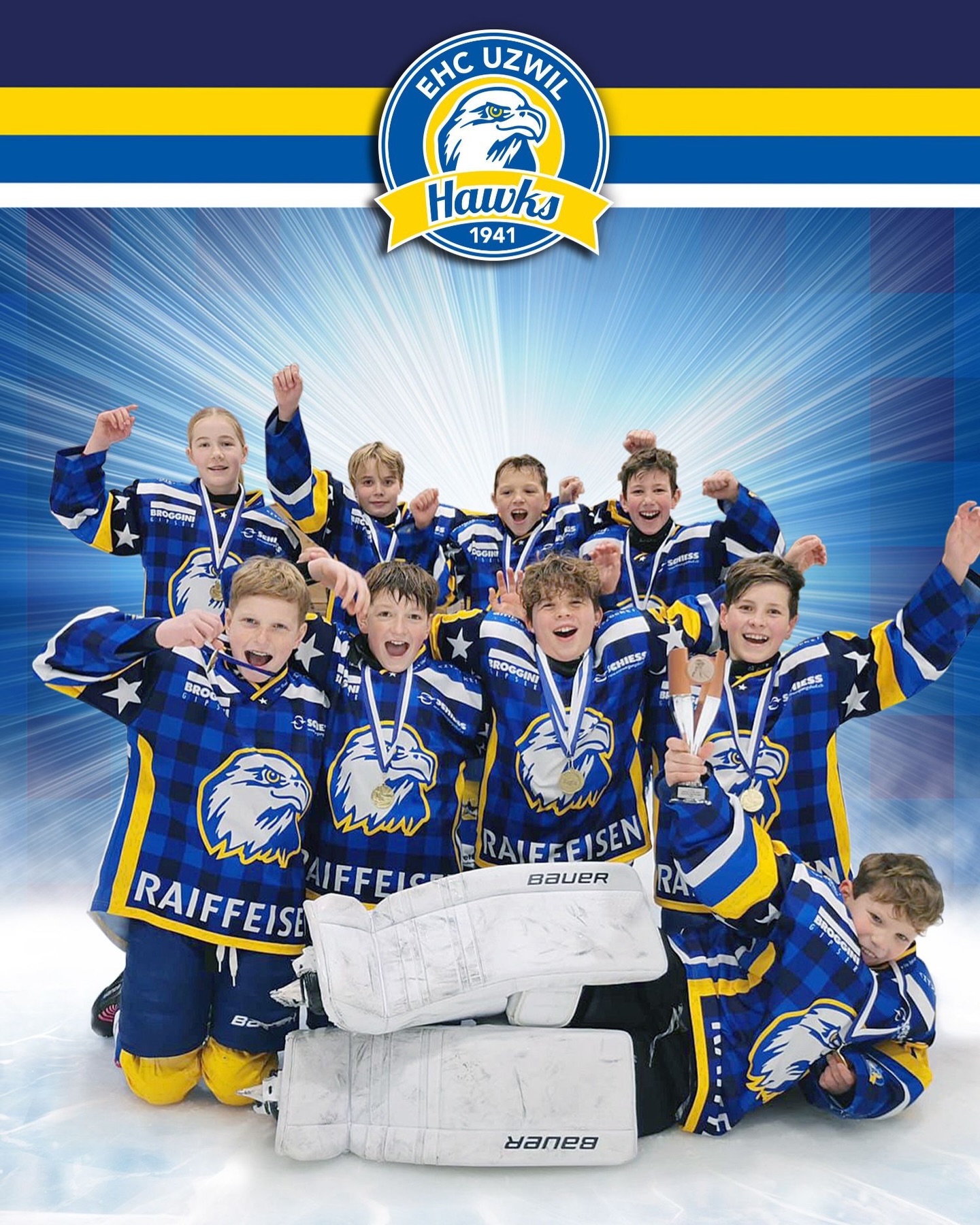 Unsere U12-1 (Jahrgänge 2014-2016) sicherte sich beim Halbtagesturnier in Romanshorn den hervorragenden 3. Platz. In der Vorrunde gab es Siege gegen die Argovia Stars, Kreuzlingen-Konstanz und Herisau sowie Unentschieden gegen Rheintal und die Gastgeber. Damit erreichte das Team den 2. Gruppenplatz und qualifizierte sich für das Spiel um Platz 3. Im Platzierungsspiel setzte sich die Mannschaft dank einer starken Leistung mit 5 zu 2 gegen Rapperswil-Jona durch. Dieser Erfolg war das Ergebnis einer kämpferischen und geschlossenen Teamleistung über das gesamte Turnier. Ein herzliches Dankeschön geht an die @pikes_ehc_oberthurgau für die Einladung und die tolle Organisation des Turniers.
#ehcuzwil #ehcuzwilhawks #younghawks #teamspirit #waytogo