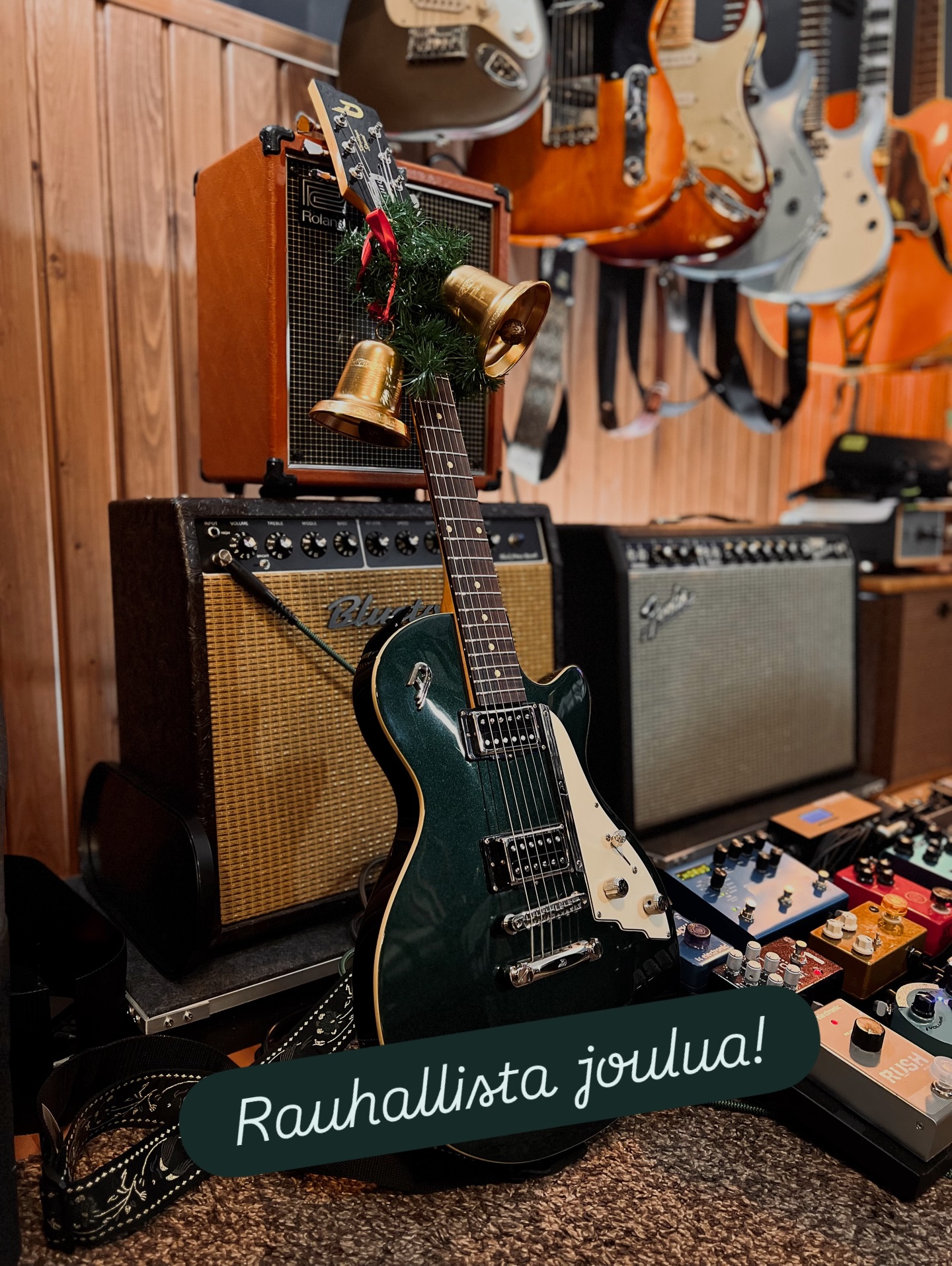Joululoma! 🎅🏻
Kaikki hyvä loppuu aikanaan. Hyvä loppui tiistaina, mutta onneksi hyvä jatkuu taas tammikuussa heti loppiaisen jälkeen! 🎸
Kitarastudio on joululomalla 6.1.2026 asti. Ensimmäinen kevätkauden opetuspäivä on siis keskiviikkona 7.1.2026. Jos et ole vielä ilmiantanut itseäsi kevään tunneille, kannattaa se tehdä viipymättä.
Kiitokset kaikille oppilailleni ja nuorempien oppilaiden vanhemmille tästä kaudesta. Ilo on ollut ihmetellä kitaran äärellä. Nähdään taas kolmen viikon päästä!
Kitarastudio toivoo kaikille rauhallista joulua ja hyvää uutta vuotta! 🎄🍾
T. Tuukka
#joululoma #kitaratunnit