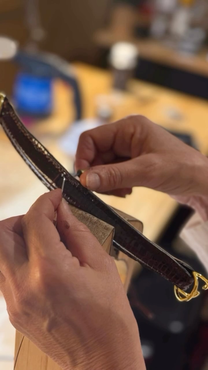 Derrière chaque sac :
Les étapes.
Les gestes.
Le résultat.
Sac Suzanne — Atelier 13 Bis.
#maroquinerie #sacamain #myhandsmaking #processuscréatif