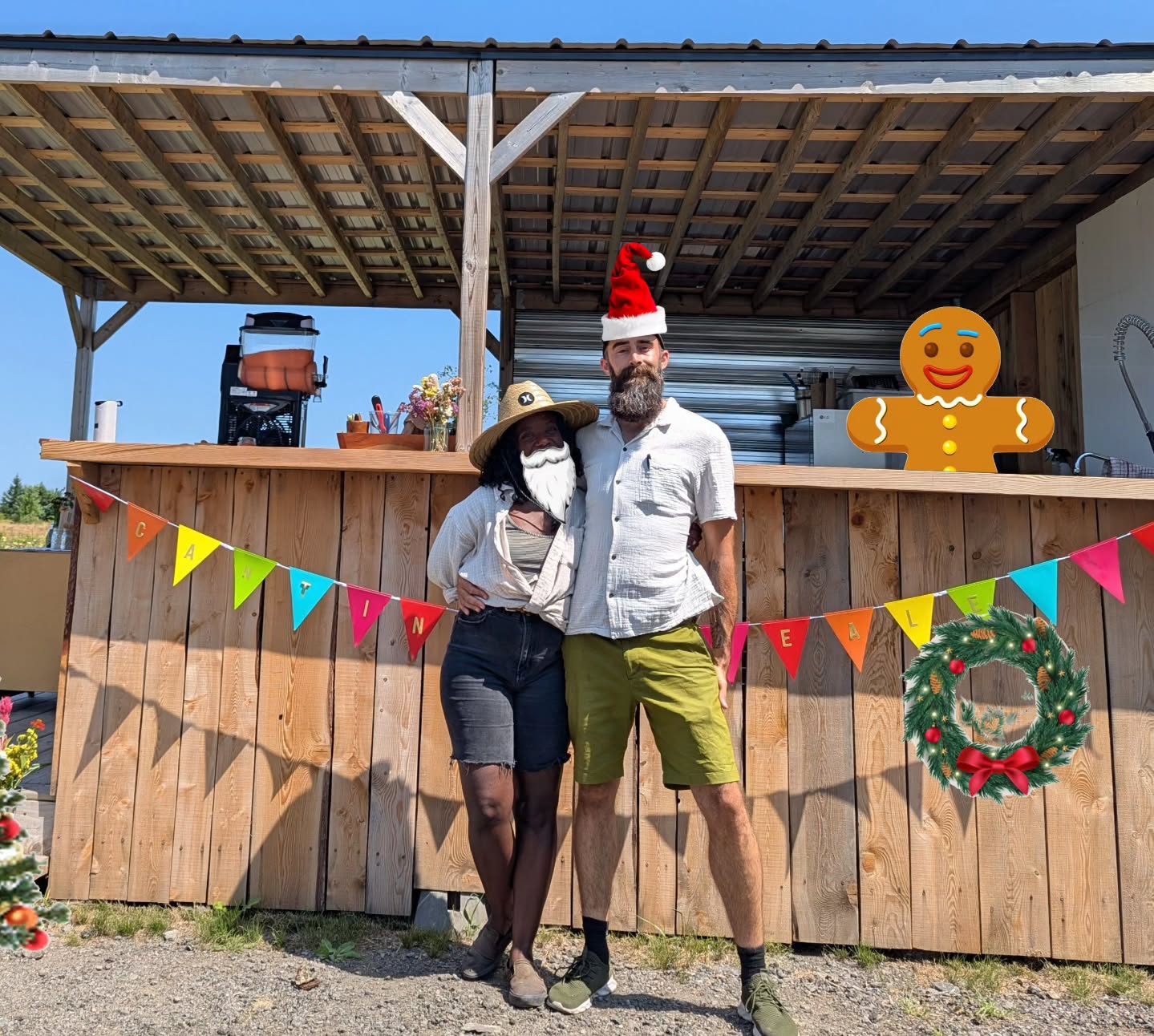 🛎️🎄16 décembre
Aujourd’hui, on prend un petit moment pour mettre en lumière deux personnes qui font rayonner notre communauté tout l’été :
Andrew et Guylaine, les visages derrière la Cantine Boréale! 🌿✨
Ce duo, c’est :
🍽️ des plats réconfortants faits avec amour,
😄 des sourires contagieux,
💛 et surtout… une énergie humaine qui fait toute la différence.
Cet été, que tu viennes pour un lunch rapide, un sandwich fermier de compétition ou juste pour jaser un peu… Andrew et Guylaine sont toujours là, vrais, accueillants et passionnés.
🚨Spoiler Alert 🚨
Guylaine reprendra le flambeau du jardin de fleurs en 2026!
👉 Tague-les, envoie-leur un merci, ou partage un de tes meilleurs souvenirs à la @cantineboreale
Parce qu’au-delà de la bouffe… c’est eux qui rendent l’endroit spécial ✨
Merci Andrew & Guylaine 💚