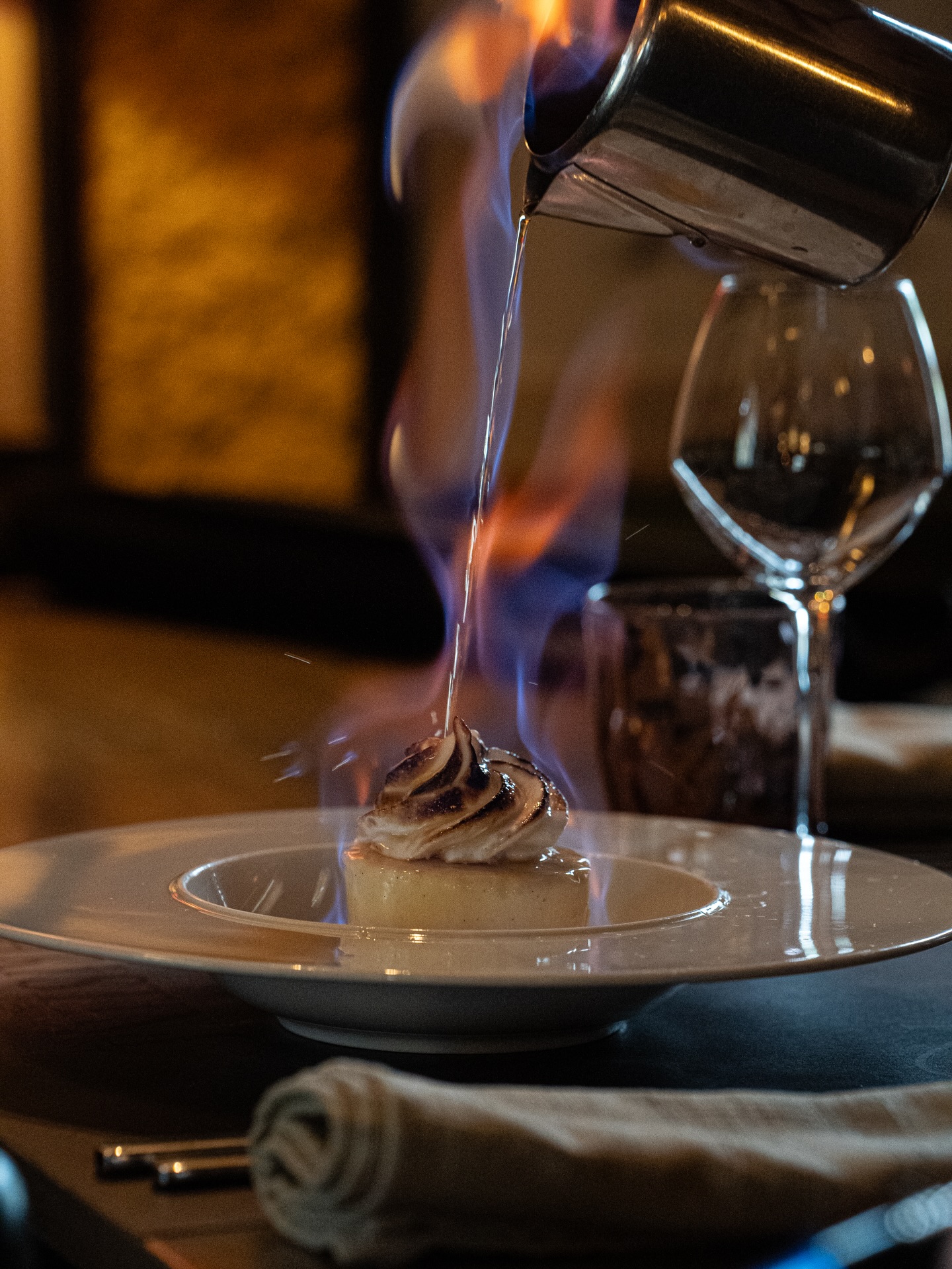 Que votre semaine soit aussi étincelante que nos desserts ! ✨
Au Christina, nous aimons mettre un peu de magie dans vos assiettes pour réchauffer les soirées d’hiver. Venez vivre l’expérience d’un dîner où le spectacle est aussi dans le goût.
Belle semaine à tous !
DessertFlambé #artdelatable