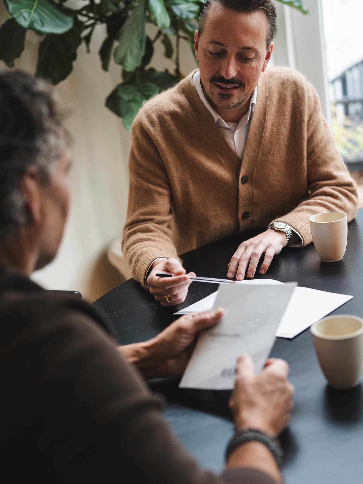 Heeft u al eens nagedacht over uw uitvaart en wensen rondom het overlijden?
Ik ontvang vaak verzoeken om tijdens het leven in gesprek te gaan met mensen over hun wensen met betrekking tot de uitvaart. Het gaat niet alleen om de invulling van de ceremonie, maar juist ook om het proces voorafgaand aan het overlijden. Helaas krijgen veel mensen een diagnose waardoor het later moeilijker wordt om hun wensen nogmaals goed te bespreken, zoals bij dementie. Een wensen- of voorgesprek biedt rust voor degenen die nadenken over hun einde.
Ik adviseer vaak om de partner en/of kinderen bij dit gesprek te betrekken. Dit zorgt niet alleen voor duidelijkheid en rust, maar biedt ook de kans om die onbenoembare zaken aan te kaarten die ouders soms lastig vinden om met hun kinderen te bespreken. Dit kwetsbare, maar tegelijkertijd mooie moment, zorgt voor helderheid bij iedereen die aanwezig is.
Naast de ceremonie komen er juist in deze gesprekken belangrijke zaken aan het licht. Er wordt gepraat over het einde, het stervensproces en aspecten zoals verzorging en opbaring. Ik help jullie als familie graag om duidelijkheid en rust te bieden in de moeilijke en verdrietige keuzes die soms gemaakt moeten worden.
Wilt u een gesprek inplannen of een wensenboekje aanvragen? Dit kan via de website http://www.waardiguitvaart.nl of bel naar 06 182 182 82.
Ik sta graag voor jullie klaar.
#waardiguitvaartverzorging #waardigafscheid #waardigafscheidnemen #wensengesprek #voorgesprek #uitvaart #wensenrondomuitvaart #wensenrondomsterven