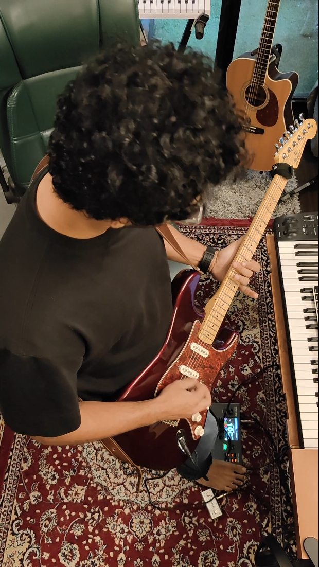 Some rock riffs and leads
Should I turn this into a full song? 🤔
Videography by wifey @ancy_joel 😊❤️
#MusicProducer #rock #guitarsolo #riff #homestudio #logicpro #neuraldsp #fender