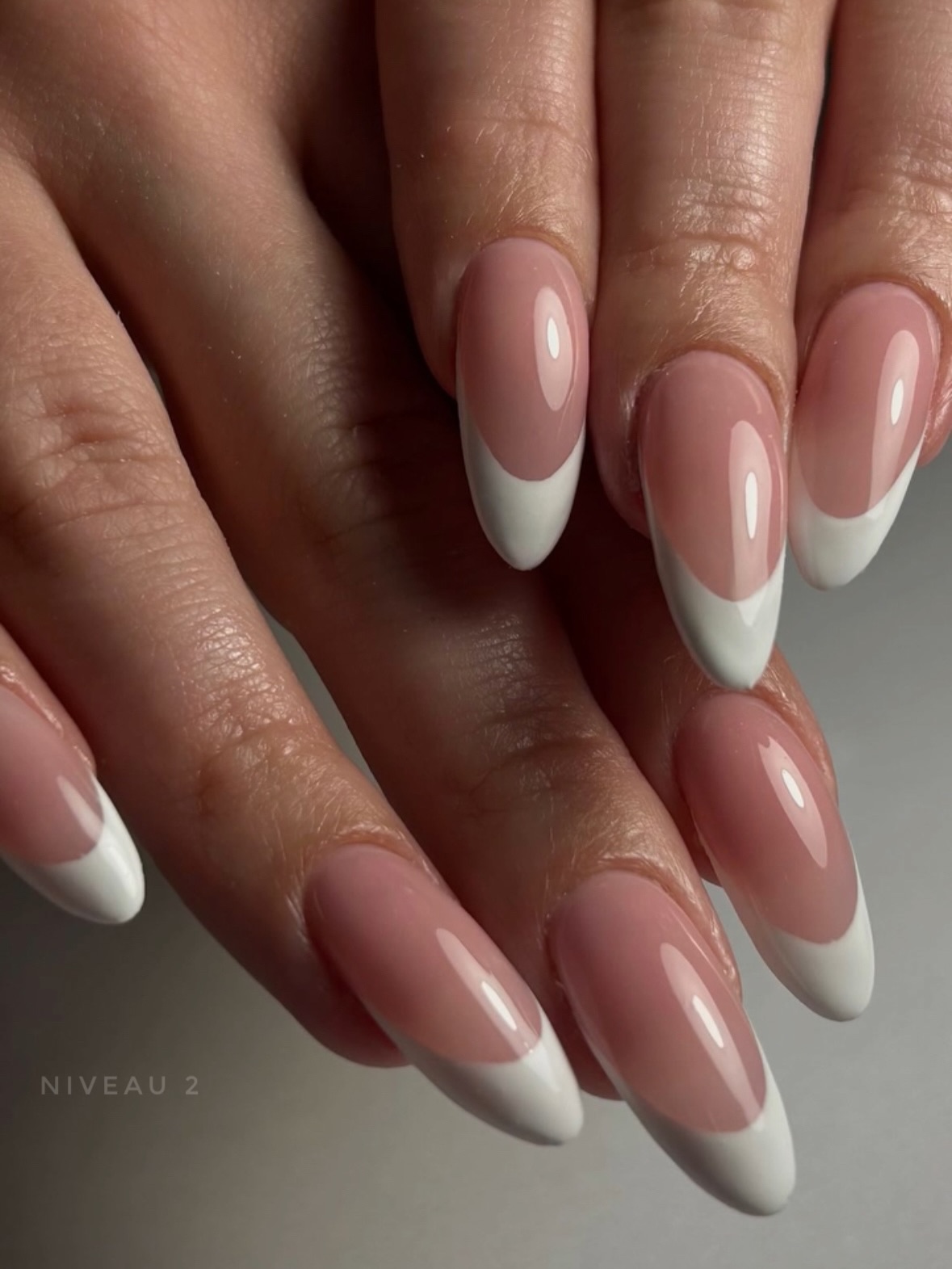 Les ongles arrivent chez MBS ! 🪩
Pour que chacune puisse se projeter facilement, les prestations sont organisées par niveaux de nail art, selon la technicité et le temps de travail.
(Les niveaux sont indiqués sur les photos)
⚠️ Si vous souhaitez un nail art, n’oubliez pas de l’ajouter à votre rendez vous en cliquant sur « ajouter une prestation à la suite ⚠️
Chaque projet est adapté à vos envies, votre style et votre quotidien par Eva.
📅 L’agenda ouvre à 20h 🕗
PROMOTION DE LANCEMENT UNIQUEMENT
EN JANVIER 🚀 :
La dépose est à 10€ pour toute pose réalisée et bénéficie de -10 % sur ton rendez-vous ongles 🖤
#ongleschambery #onglesaixlesbains