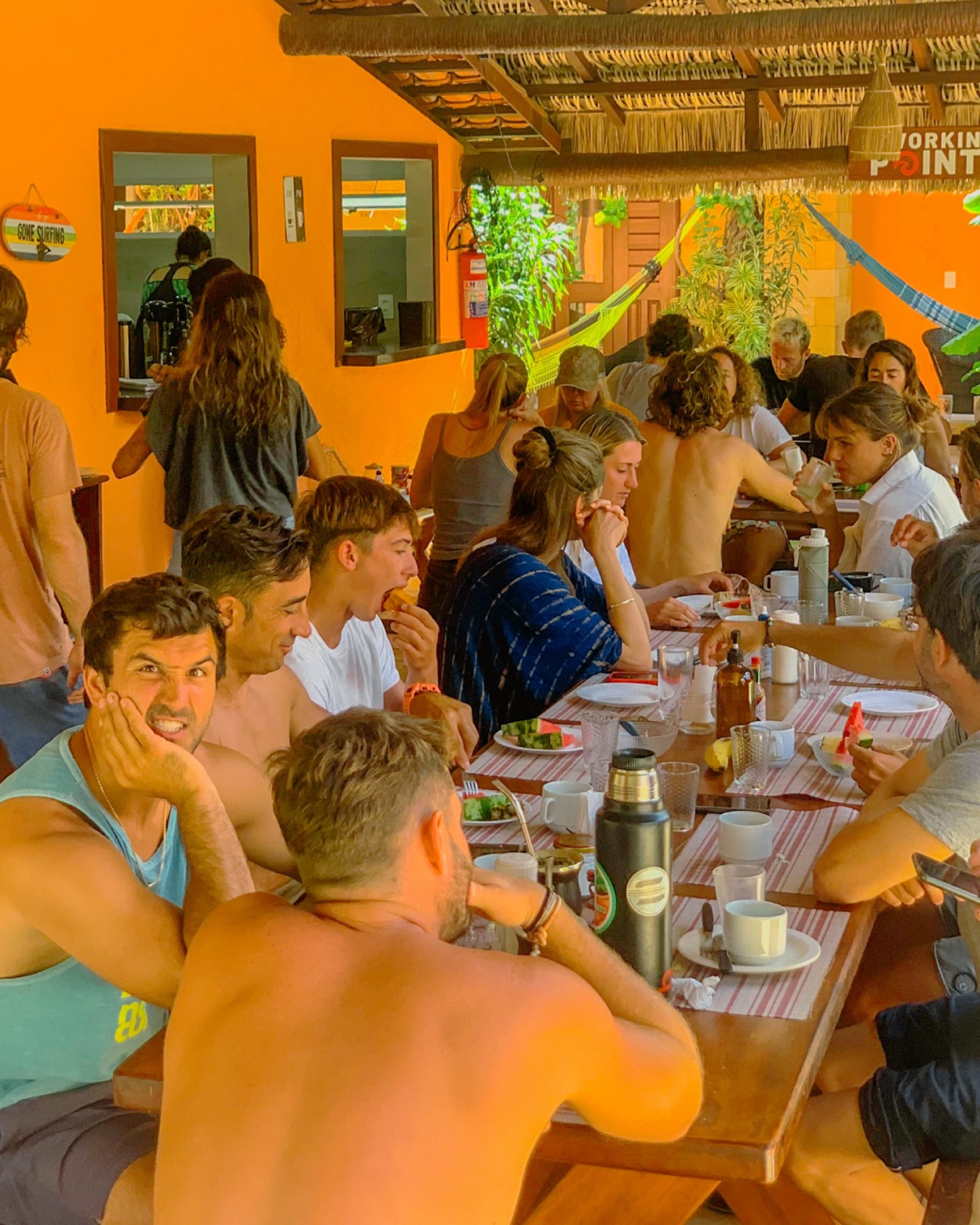 Começar o dia do melhor jeito em Cumbuco. Assim começam os dias por aqui. Bem-vindo à sua casa em Cumbuco. 🌴
Na nossa pousada, o café da manhã já está incluído na sua diária — fresco, delicioso e compartilhado com gente boa. ☕🥭
Conforto, boa energia e um ambiente perfeito para relaxar
antes ou depois das sessões de kitesurf e wing foil.
📍 Hospedagem completa, café da manhã incluso e vibe única.
📲 Reserve agora pelo WhatsApp na bio.