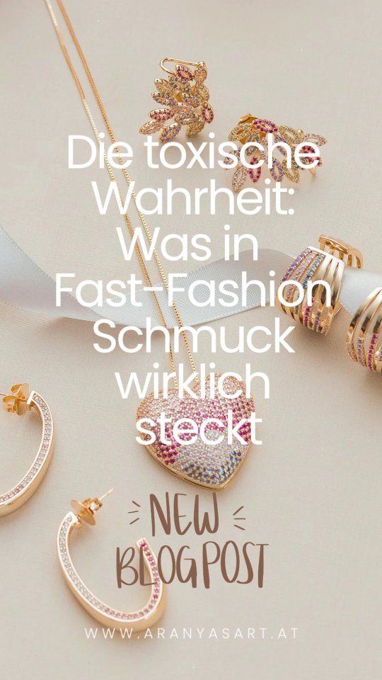Dein Fast-Fashion Schmuck ist mehr als nur ein Schnäppchen 🫣
Du liebst den Look, aber nach wenigen Wochen ist der Glanz weg und deine Haut irritiert? Das ist das kleinste Problem.😱
Ein Thema das vielleicht viele nicht hören wollen, aber unheimlich wichtig ist 🙏🏼
❌Fast-Fashion Schmuck, oft importiert aus Ländern ohne strenge EU-Regularien, ist leider oft voll mit giftigen Schwermetallen wie
❗Nickel, Blei und Cadmium.❗
Diese Stoffe sind nicht nur Allergieauslöser, sondern können bei regelmäßigem tragen gesundheitsschädlich sein.
❗Besonders alarmierend:
gerade Kinderschmuck stellt eine massive Gefahr dar.
💬 Hast du bereits Erfahrung mit Hautreaktionen, oder Allergien durch Billigschmuck gemacht? Teile deine Geschichte in den Kommentaren!
👉 Die ganze, schonungslose Wahrheit – und sicheren Alternativen – habe ich dir in meinem Blog zusammengefasst .
KLICK den Link in Bio!
danke dir fürs lesen 🫶🏼
Liebe Grüße
Katharina
@aranyasart
#FastFashionSchmuck #ToxicJewelry #BleiInSchmuck NickelAlarm NachhaltigerSchmuck Schadstofffrei AranyasArt ElternTipp Kindergesundheit Blogpost SlowFashion EthischerSchmuck