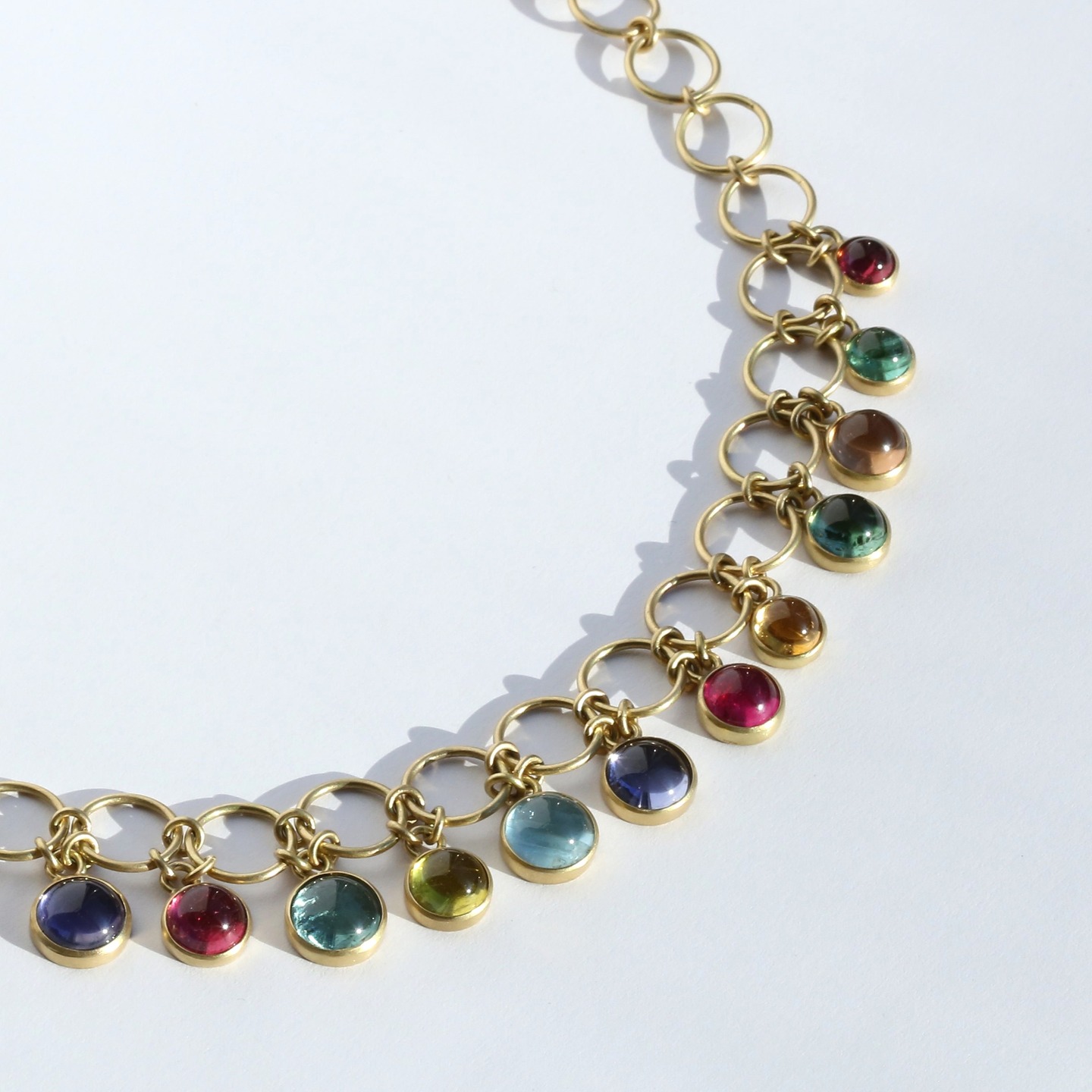 Rund und bunt.
Collier in 750er Gelbgold mit Turmalin-, Aquamarin-, und Tansanitcabochons.
#jewelry #gold #collier #gemstones #cabochon