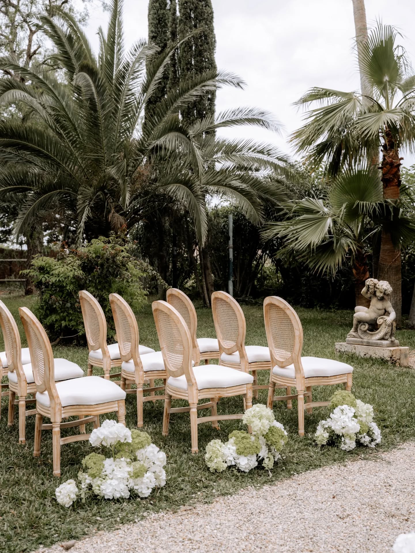 Ein Traumtag unter der mallorquinischen Sonne ☀️✨️
Als Hochzeitsplanerin auf Mallorca liebe ich es, Konzepte zu gestalten, die Emotion, Stil und Liebe zum Detail vereinen.
Auf der wunderschönen Finca @fincasantalucia.mallorca entstand ein Setting, welches viele unvergessliche Erinnerung zurück lässt: sanfte Grüntöne, Creme und strahlendes Weiß, das mediterrane Licht und diese Ruhe, die nur eine Insel schenken kann.
Mallorca ist nicht nur ein Urlaubsparadies, sondern der perfekte Ort, um „Ja“ zu sagen. 💍
#weddingplannermallorca #mallorcawedding
#hochzeitsplanermallorca #heiratenaufmallorca
#mallorcahochzeit
Planning:
@grafikm_ @christin.waldhelm.weddings
@laceriseweddings
Weddingplanner: @laceriseweddings
Photographer: @katharina.ultsch
Location: @fincasantalucia.mallorca
Model Couple: @shootercouple
Styling Bride: @soul_and_scissors
Styling Groom: @mario.kren
Dress: @truesociety_berlin
Men’s Suit: @becon.berlin
Speaker: @goldmarrytrauungen
Decoration/Flowers: @weddingdreams_mallorca_deko
Stationery: @am_designwerk
Jewelery: @dalou_jewelry