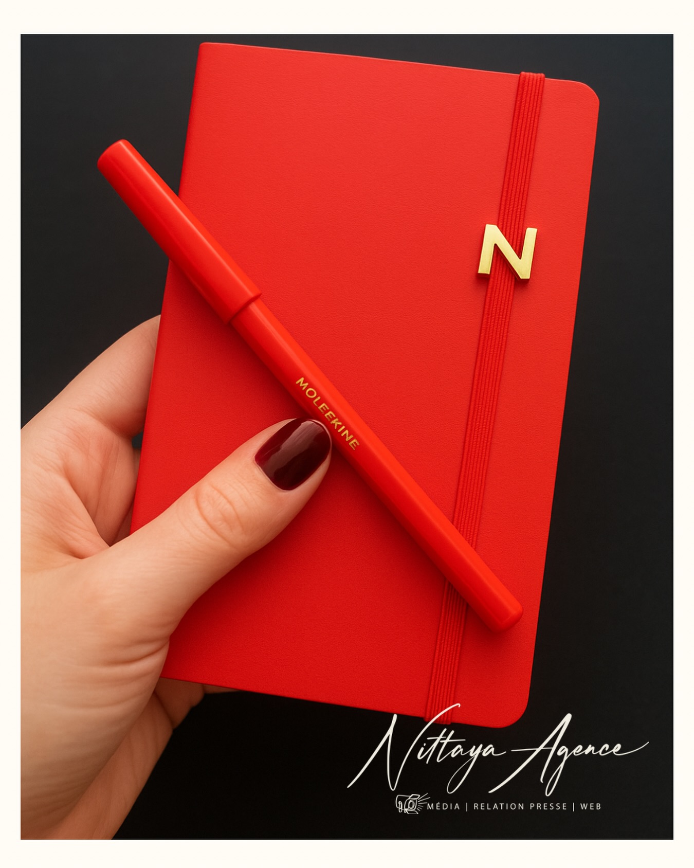 La lâcheté, ce n’est pas le silence.
C’est un silence qui trahit.
Ne pas agir.
Ne pas dire.
C’est choisir de disparaître à petit feu.
La lâcheté se déguise en prudence.
Mais c’est une peur en costume trois pièces.
Dire, c’est risquer.
Agir, c’est trembler.
Mais ne rien faire,
c’est déjà capituler.
La lâcheté, c’est laisser les autres écrire ton histoire.
C’est abandonner ton territoire.
C’est t’effacer avant même que la vie ne t’efface.
Alors non, la lâcheté n’est pas neutre.
C’est une abdication.
Et chaque abdication construit une vie rétrécie.