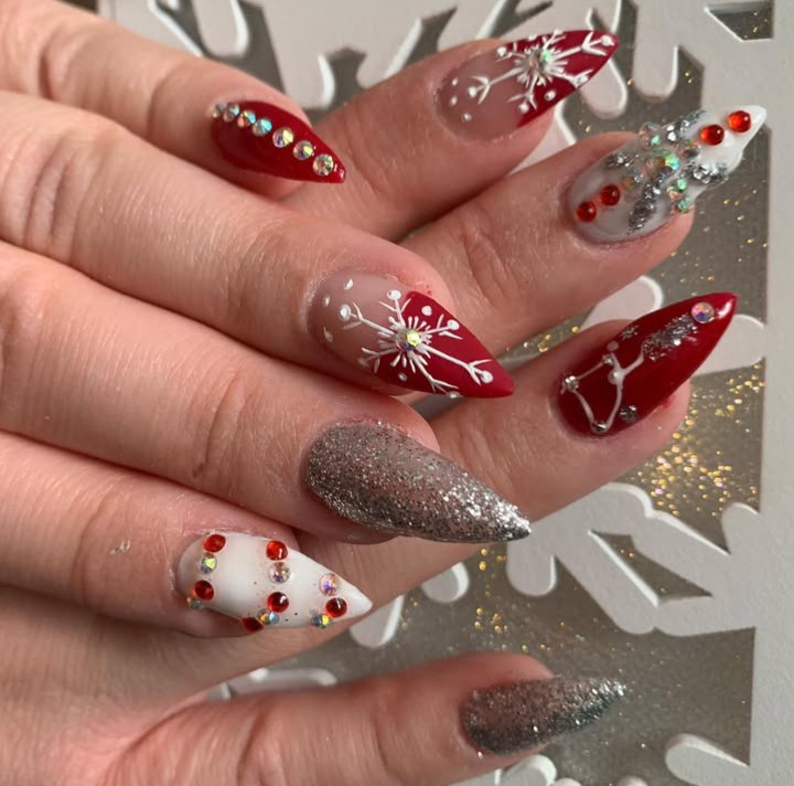 Christmas nails done by @beauty_at_your_door_backup 😍 #nails #mobile #spa #cute #mississauga #brampton #etobicoke #milton
#shellac #manicure #christmas #christmasnails #holidays #spa #mobilespa #gta #oakville #milton