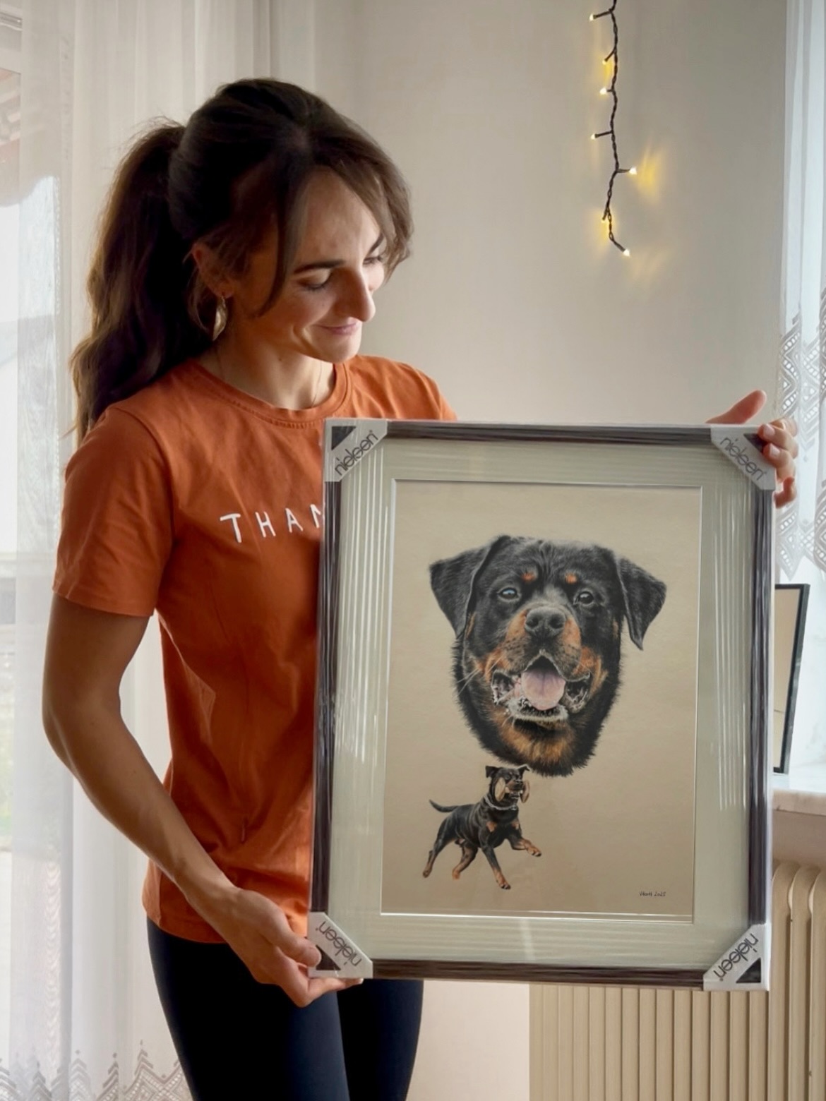 // CVESTO
Wie schön kann ein Rotti sein?!🤩🫶🏻
Ist das nicht ein herzlich, glücklicher Hundeblick?🤎
Ein Porträt mit Faber Castell Polychromo Farbstifte.
Danke für diesen tollen Auftrag!!
#hundeliebe #rottweiler #artbyviktoria
@magic_cvesto
@k_luna_r