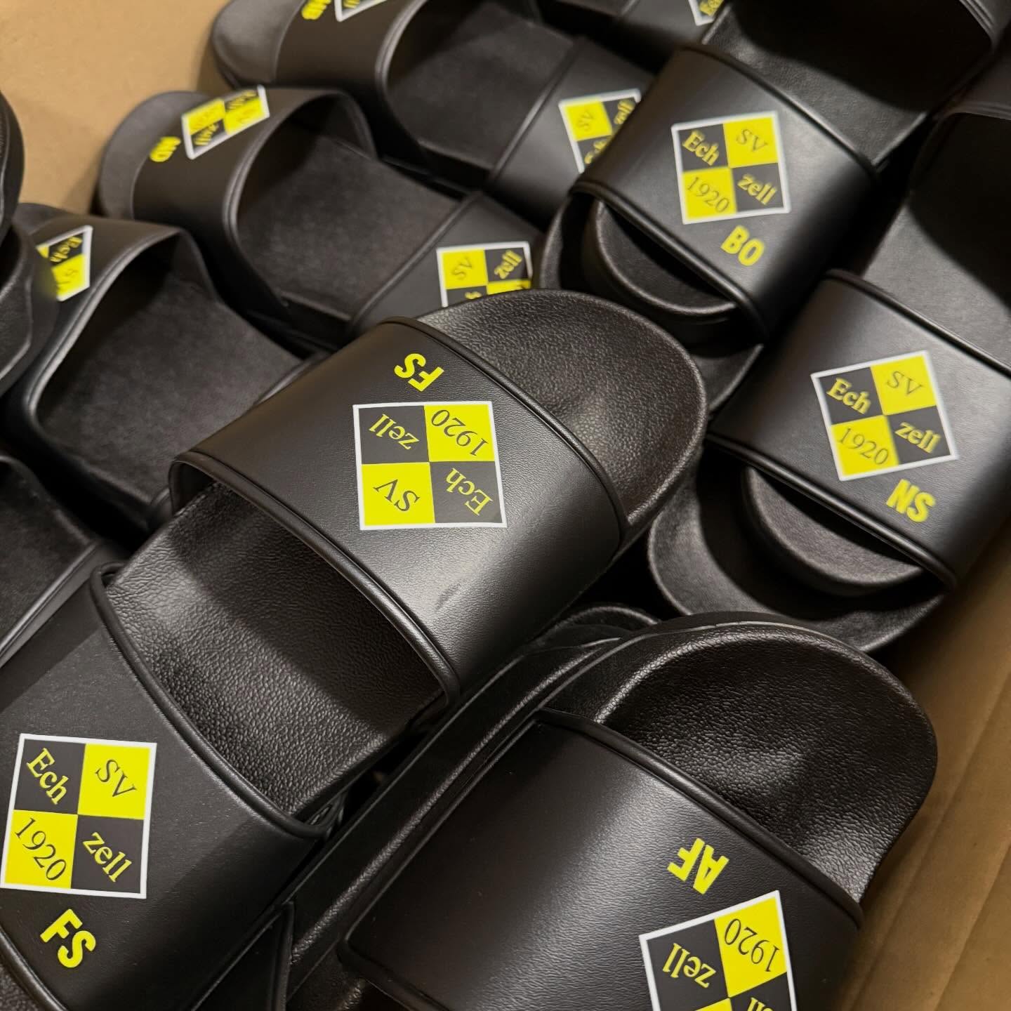 Badeschlappen für den @svechzell | 🟡⚪️| #derkünzederdruckt #derkünzederstickt #textildruckwetterau #svechzell