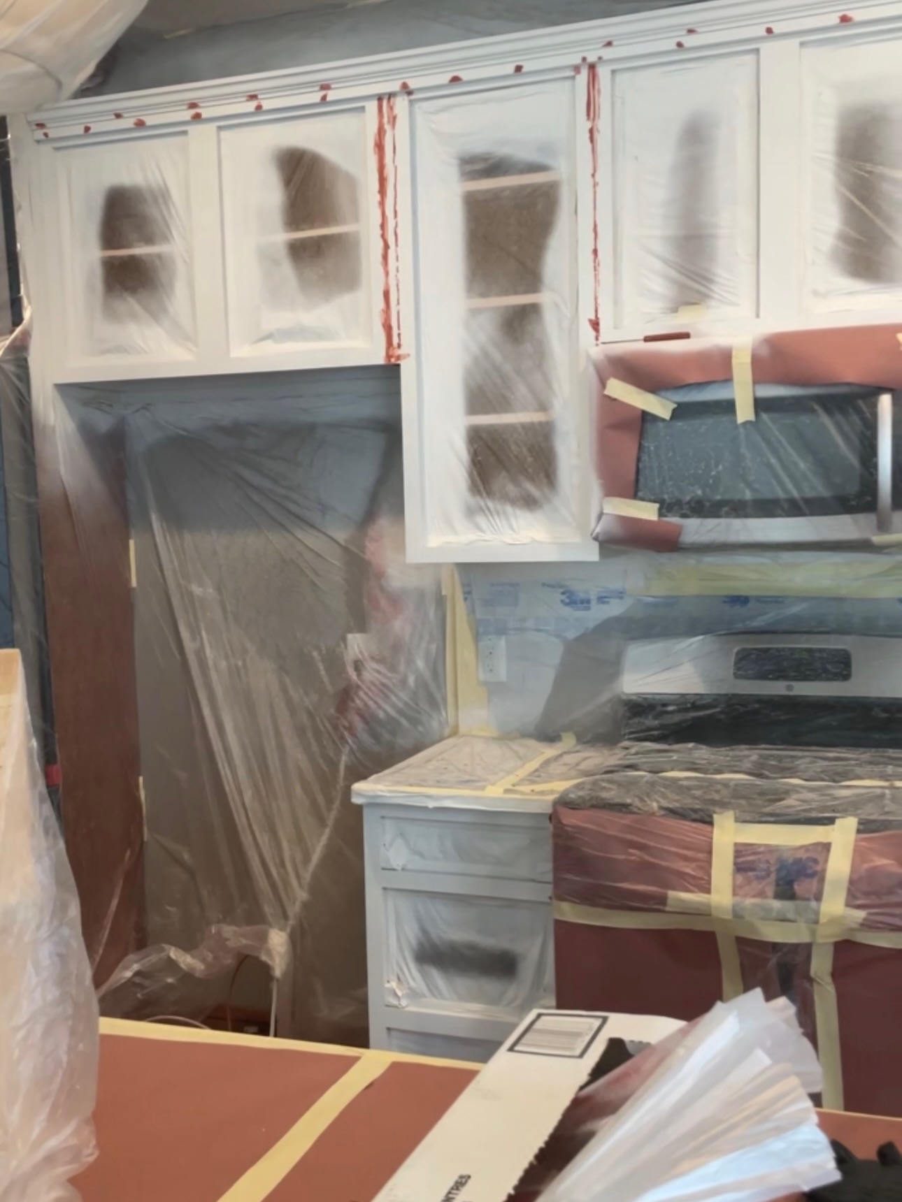 Kitchen makeover in Chanhassen . Schedule your project for January!
#mnpainter #cabinetspraying #chanhassen