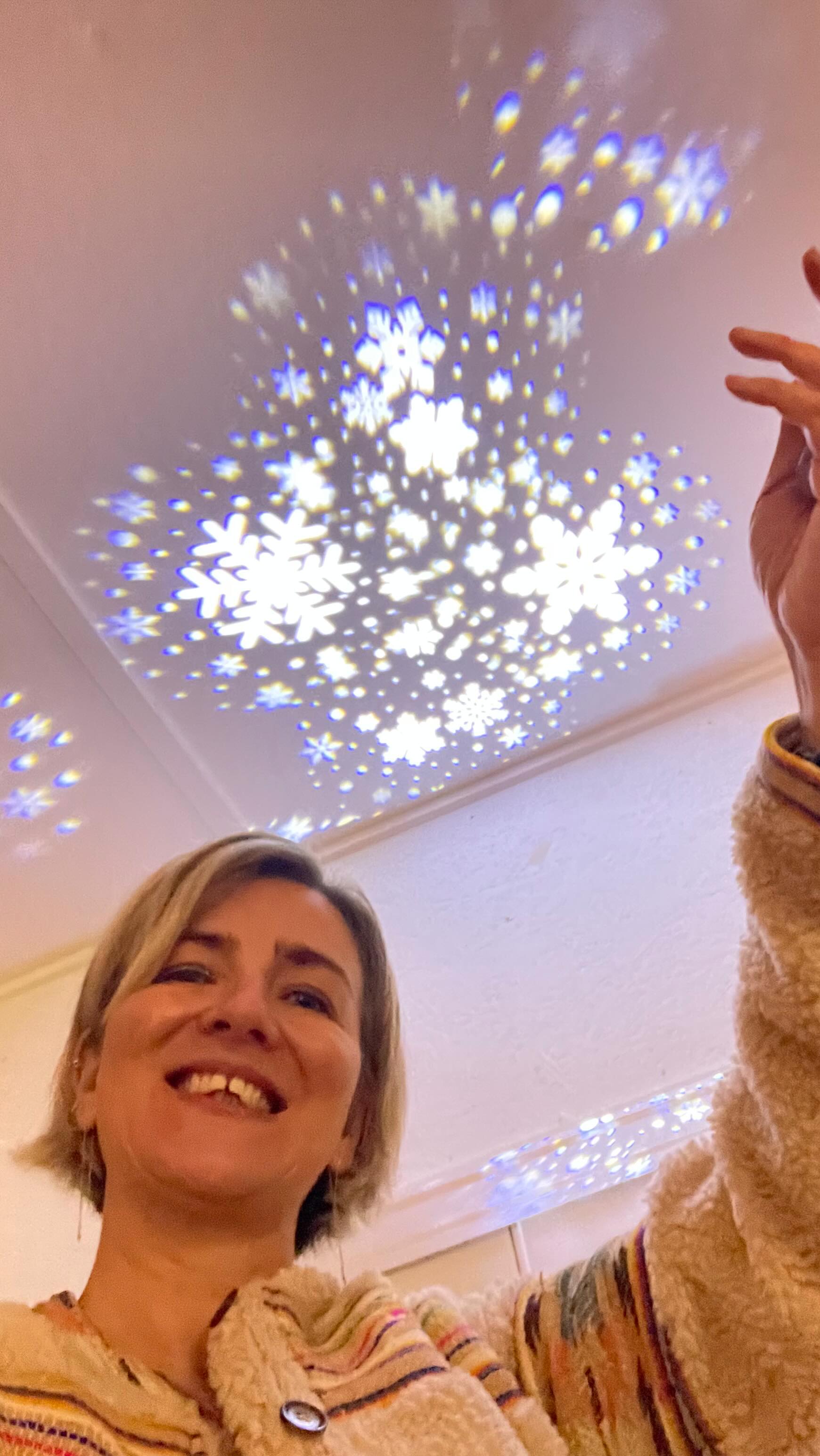 🕯️✨ A moment to pause.
Connecting with candle magic, welcoming the return of the light within us and around us.
💗 ✍️ Reflecting on the year and writing loving messages to those we thank, celebrate, and remember.
So much love and warmth 🐻 in this Winter Solstice energy 🤍
#soundspa #womenswellness #wintersolstice #pennstreet #amersham #buckinghamshire #thechilterns #soundhealing #ritual