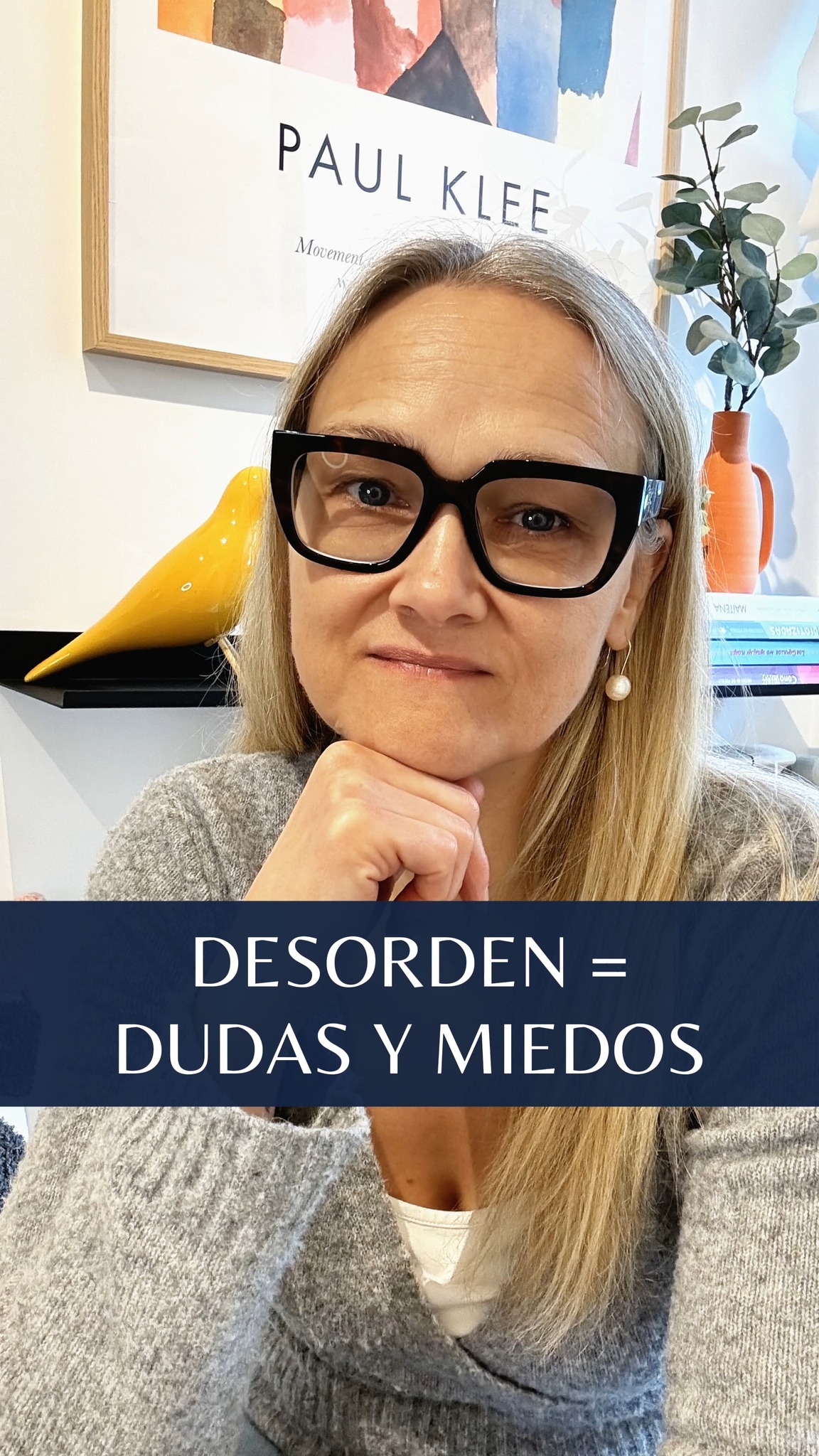 ¿Sigues contándote que tienes desorden y acumulación de objetos por la falta de espacio?🤷♀️
Cuéntate lo que quieras, tu y yo sabemos que no es verdad.🫣
No tienes falta de espacio, tienes exceso de cosas.🤯
Más de las que usas sí.
Y más de las que quieres también.
Aunque me digas que es que todo te gusta y todo lo quieres, yo sé que no es verdad.🤯
La duda y el miedo son la razón de tu desorden, no es la falta de espacio🤯.
La duda y el miedo son los grandes bloqueos para encontrar orden🤯.
Dudas de si quedarte solo esto o aquello.🤔
Dudas dónde guardar lo otro y como disponerlo dentro de ese armario.🤔
Tienes miedo a que un día lo puedas necesitar, o miedo a qué pensará esa persona que te lo regaló si se entera de que lo tiraste.
Dudas de si estará bien tirar todo eso de esa persona que falleció y en parte porque también tienes miedo a los recuerdos que se irán con ello.🤔
Tienes dudas, tienes miedos, tienes exceso de cosas y no, no tienes falta de espacio🤯.
Y ¿Qué estás haciendo para cambiar esas dudas y miedos?🤷♀️
Si deseas empezar a entender las barreras 🚧 que no estás viendo que te estás poniendo para lograr acabar con el desorden y la acumulación de objetos, comenta con la palabra "BARRERA" 🙋♀️ y te hago llegar un video donde te cuento más✨ .
#tresinteriores #LibérateDelDesorden #DesapegoConsciente #SoltarParaCrecer #AdiósAcumulación #VivirSinDesorden #PsicologíaDelOrden #CreenciasQueAtrasan #CambioDeMirada #BloqueosYDesorden #MenteOrdenadaVidaOrdenada #OrdenYBienestar #MujeresQueTransforman #ReinventaTuVida #AdiósAcumulación #ViviendoLigera #CrecimientoPersonalMujer