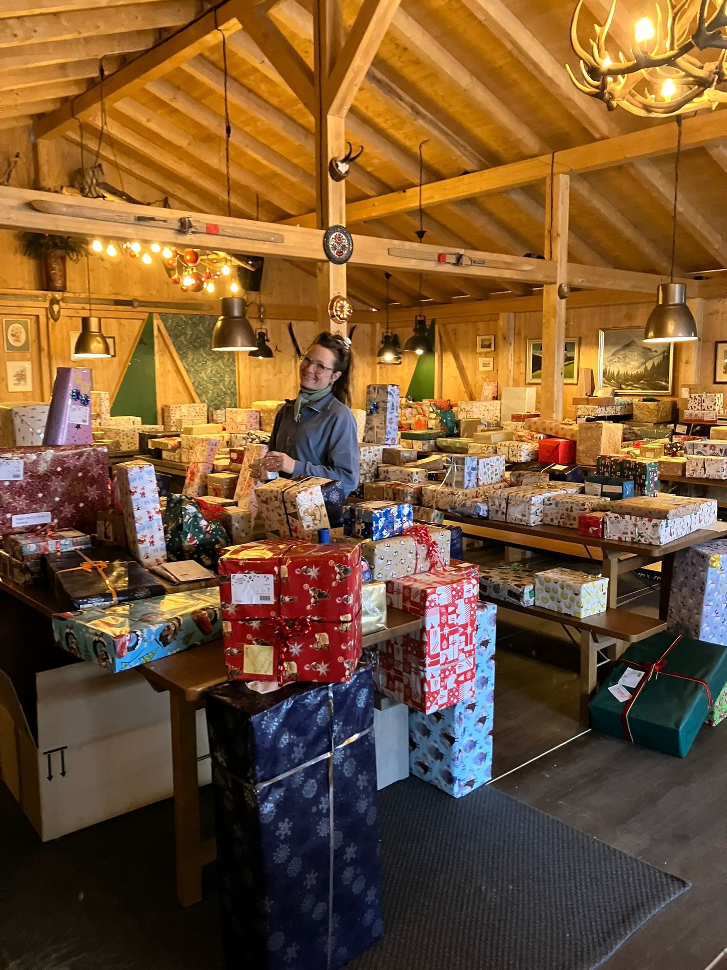 Wienachtsdorf für alle ✨
Letzte Woche durften wir miterleben, wie aus vielen kleinen Gesten etwas ganz Grosses wurde.
Gemeinsam mit @caritaszuerich und der @kulturlegizuerich wurden Geschenke an Familien verteilt, für die der Dezember sonst oft schwer ist.
Ein grosses Dankeschön an die Teams von @caritaszuerich und @kulturlegizuerich für ihre wertvolle Arbeit – und an alle, die mitgemacht und Wünsche möglich gemacht haben!