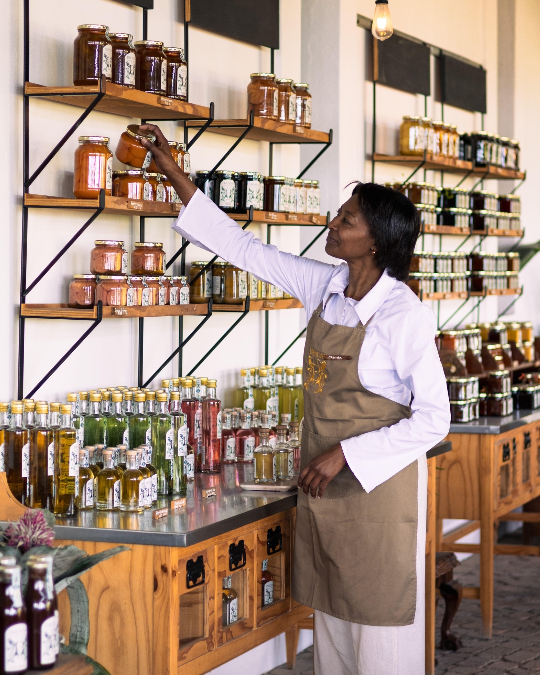 Brenda’s at Spice Route | Festive Pantry Favourites
Stock up on small-batch jams, chutneys, spices, cordials and preserves, all crafted with warmth and care. These make effortless festive gifts and give any holiday table a handmade, flavour-filled touch.
#WelcomeToOurHome #PaarlWineRoute #SpiceRoute