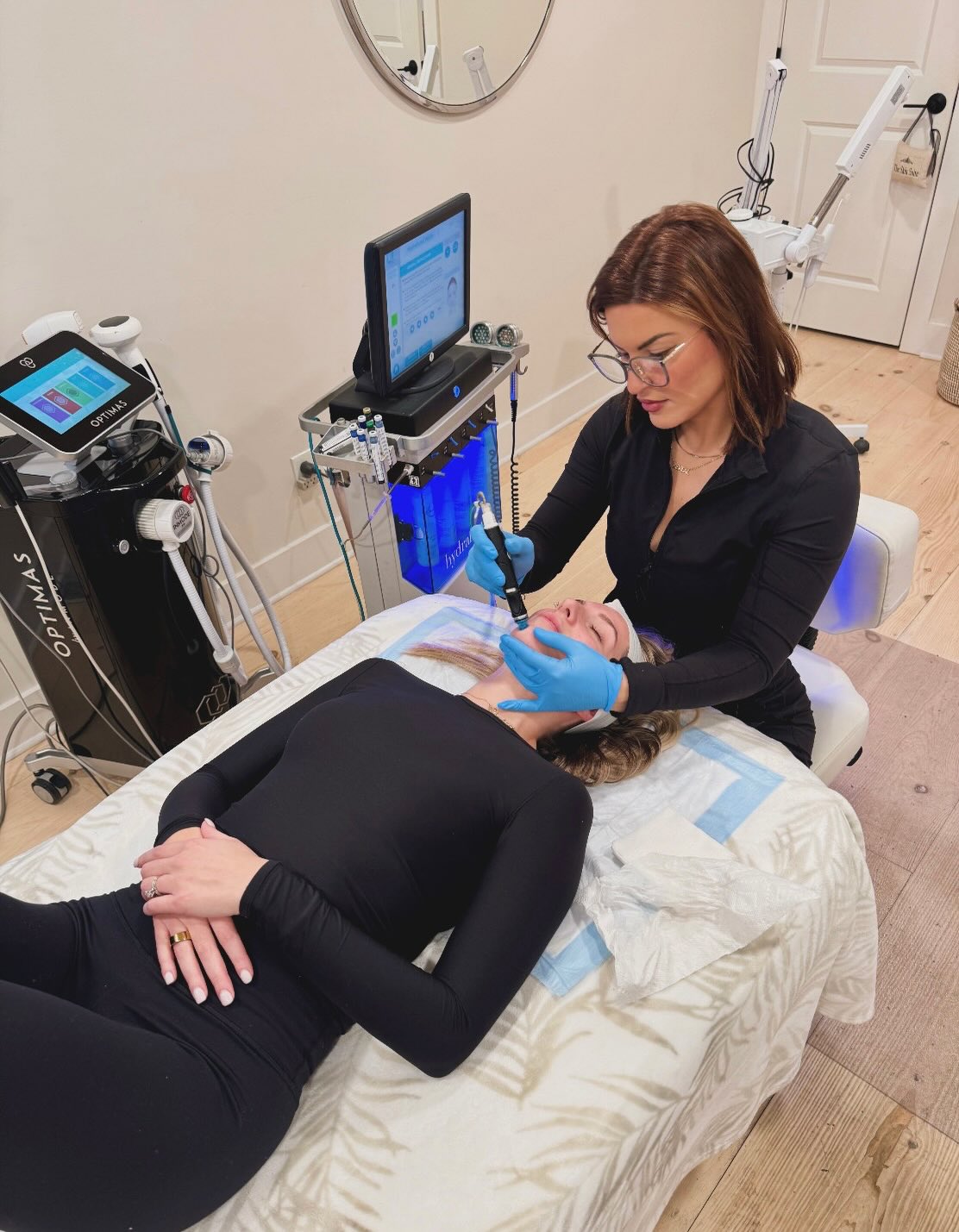 What Is a HydraFacial?
A HydraFacial is a multi-step, non-invasive facial treatment that cleanses, exfoliates, extracts impurities, and hydrates the skin using a patented device to deliver customized serums, offering a painless way to improve skin texture, tone, and hydration with no downtime. It uses gentle vacuum suction and vortex technology to deep clean pores, removing dead skin and debris while infusing beneficial ingredients like antioxidants, peptides, and hyaluronic acid for immediate glow and long-term skin health.
Typical timeline:
Immediate: Skin looks smoother, brighter, and more hydrated.
5-7 Days: The immediate glow and hydration are most noticeable.
4-6 Weeks: Deeper benefits, like clearer pores and reduced fine lines, last this long before fading.
How to make results last longer?
💫Monthly Treatments: Many professionals recommend monthly HydraFacials for year-round maintenance.
💫Consistent Skincare: Use recommended serums, moisturizers, and daily SPF.
💫Hydration: Drink plenty of water.
#hydrafacial#hydratation
#syracuseskincare