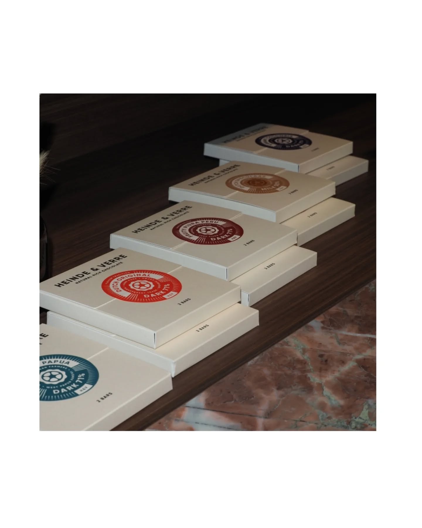 Bean-to-bar goodness von @heindeverre jetzt auch in unserem Regal und mit feinen, neuen Sorten!
Vibrant Colombia Dark 71%
Hier findet ihr Noten von süß-sauren Cranberrys, hellem Karamell und roten Trockenfrüchten. Aufregend komplex!
Fruity Piura Peru Dark 71%
Diese Schokolade bietet ein helles, aromatisches Geschmacksprofil, welches an Passionsfrucht, hell gerösteten Kaffee und Zitrusfrüchte erinnert. Fruchtig und hell, wie die Wintersonne!
Durch Speculaas Milk 50%
Winteressenz in Tafelform! Hier finden alle Gewürze der Winterzeit eine Bühne. Cozy af und das perfekte Weihnachtsgeschenk!