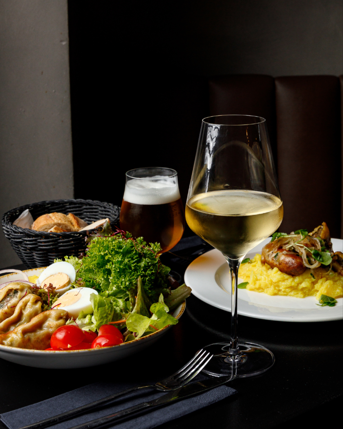 Mittags darf’s gern etwas Besonderes sein – ohne kompliziert zu sein. Ein Teller, der nach Zuhause schmeckt, ein Glas Wein oder Bier dazu und ein Ort, an dem man einfach durchatmen kann. Unser Badischer Teller passt perfekt in diese Pause vom Alltag: ehrlich, regional, mit Liebe gekocht. So schmeckt Mittag im Ludwigs – entspannt, lecker, genau richtig.
#ludwigskarlsruhe #50jahreludwigs #karlsruheisst #badischergenuss #mittagspause #genussmomente